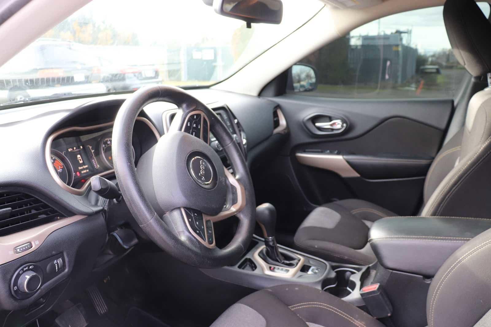 Thumbnail: 2017 Jeep Cherokee - 10