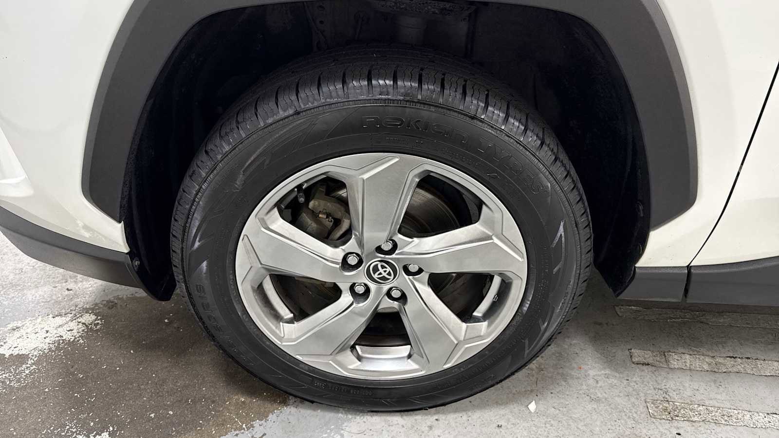 Thumbnail: 2020 Toyota RAV4 - 10