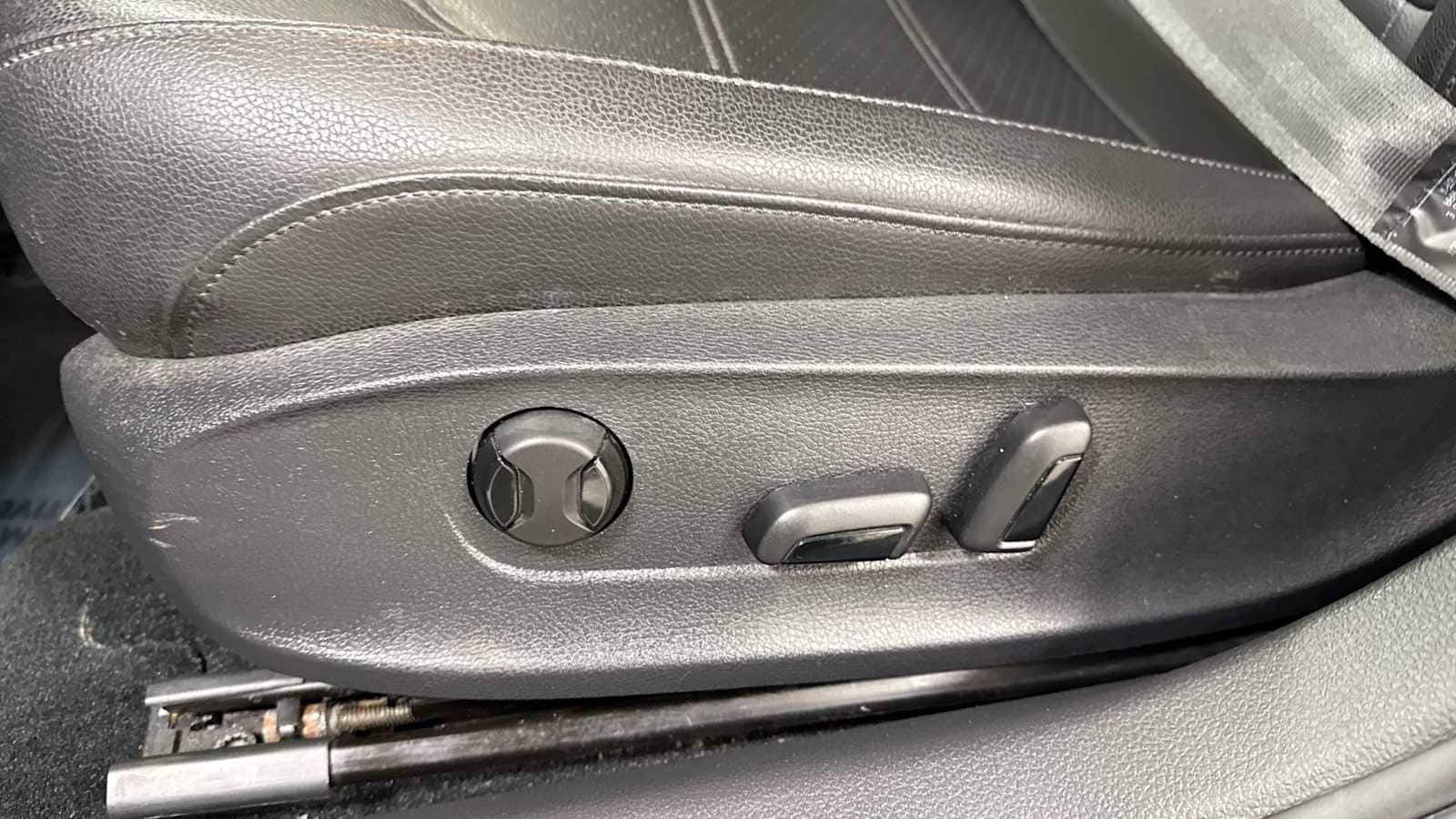 Thumbnail: 2019 Volkswagen Passat - 14