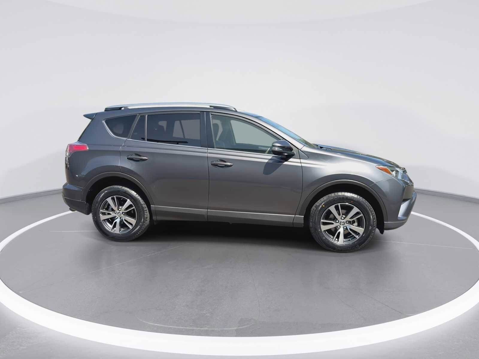 Thumbnail: 2018 Toyota RAV4 - 9