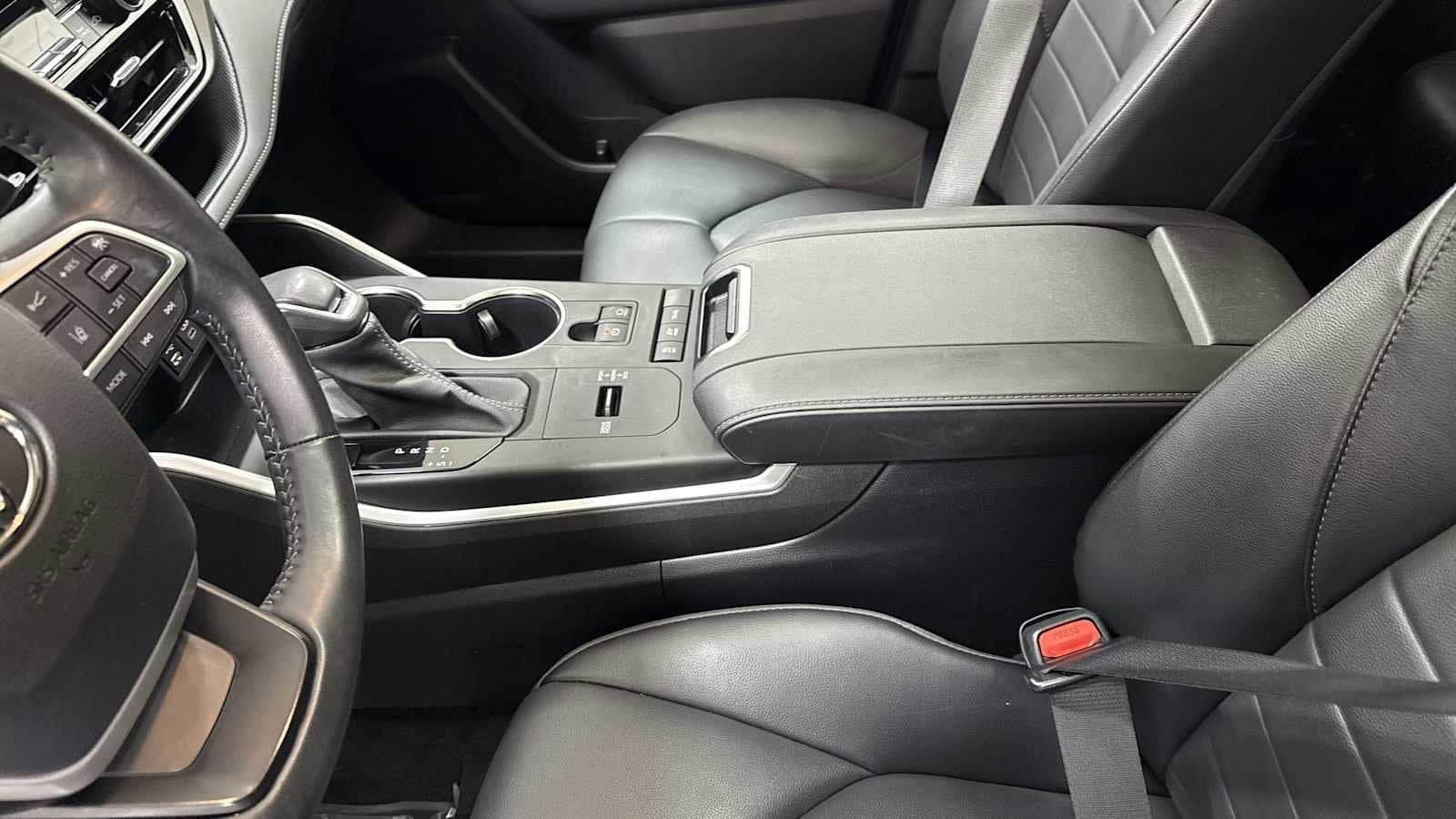 Thumbnail: 2022 Toyota Highlander - 22