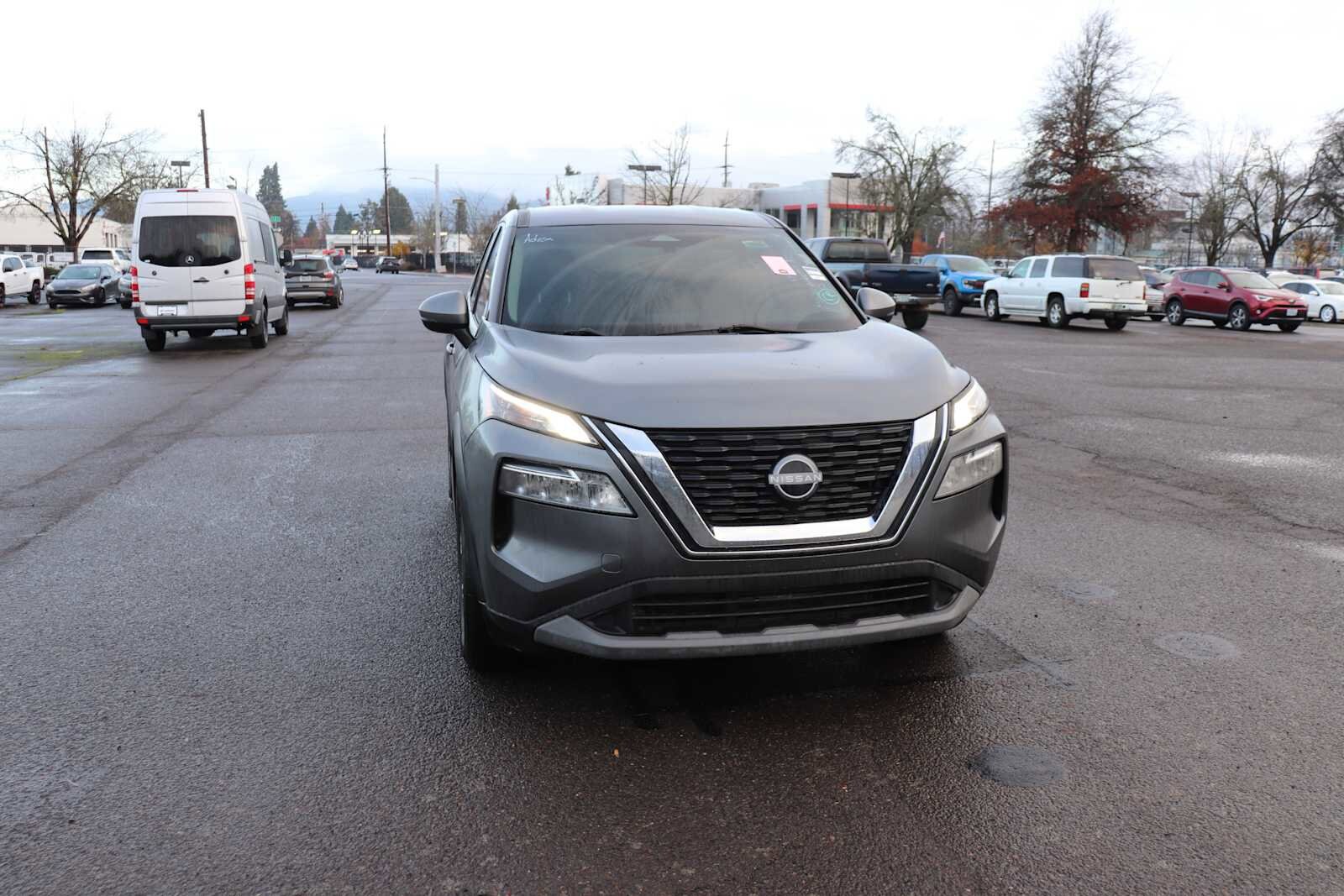 2022 Nissan Rogue SV photo 2