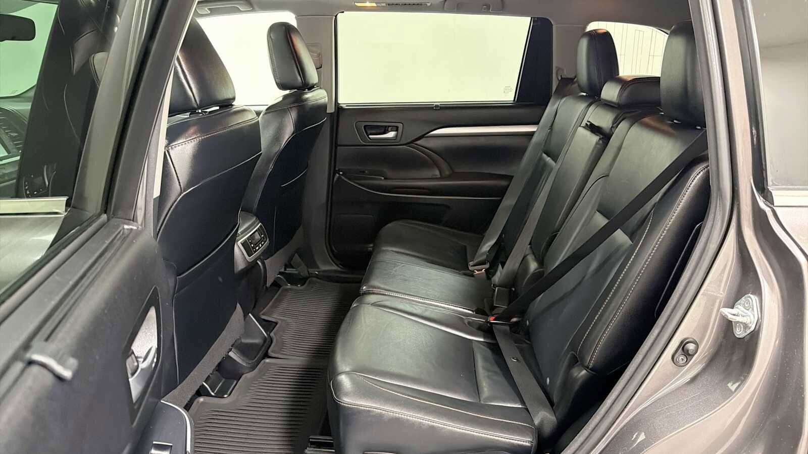 Thumbnail: 2016 Toyota Highlander - 25