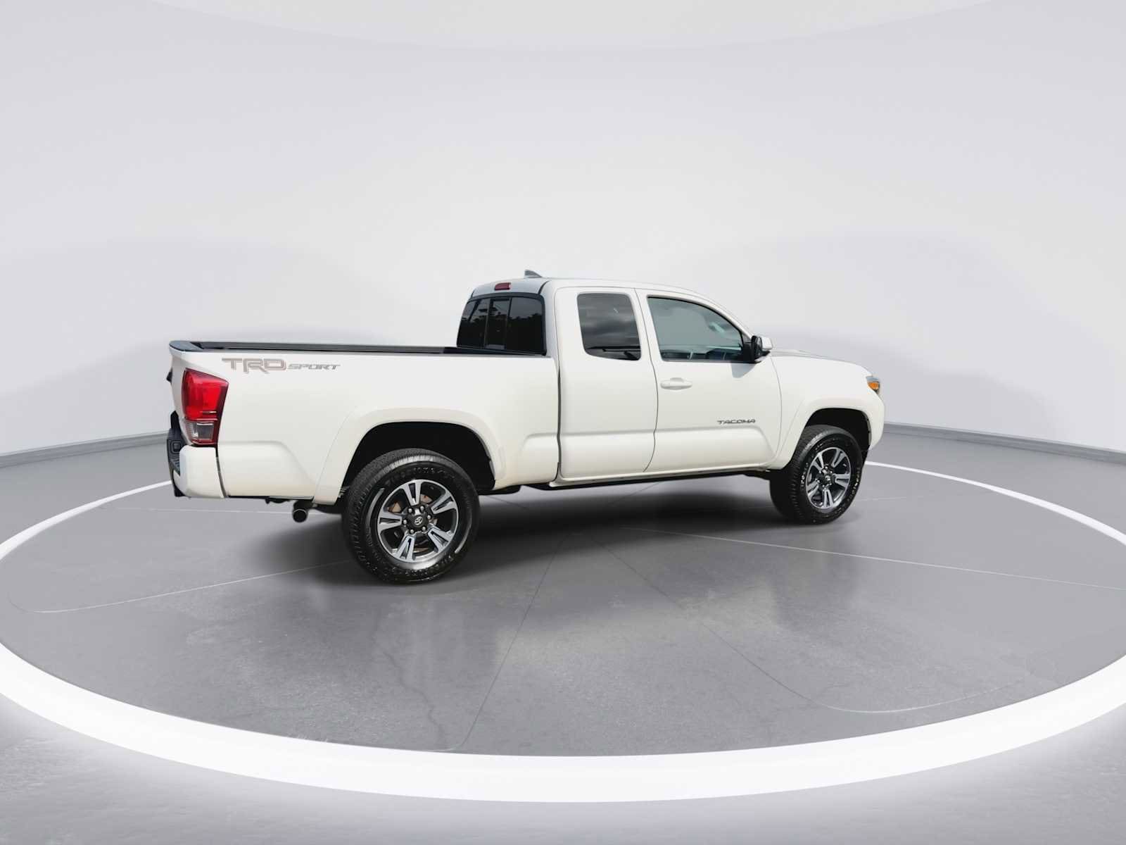 Thumbnail: 2016 Toyota Tacoma - 8