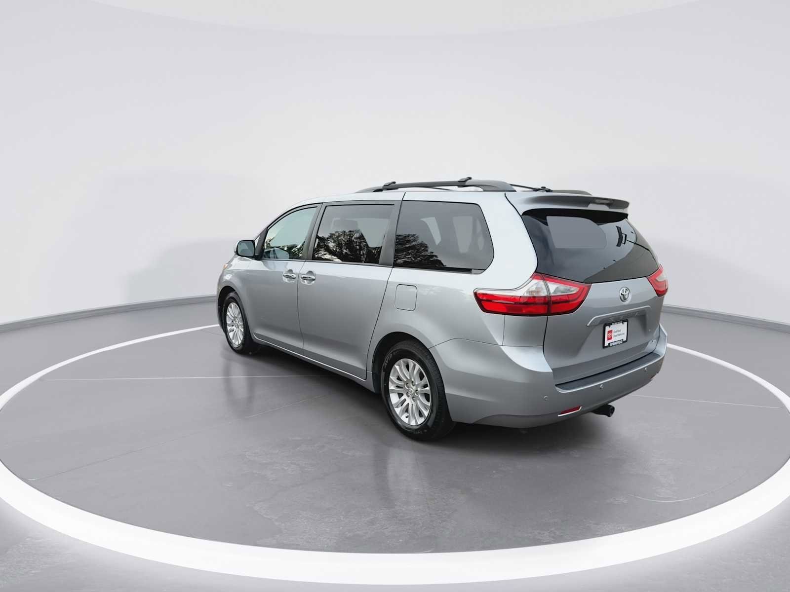 Thumbnail: 2017 Toyota Sienna - 6