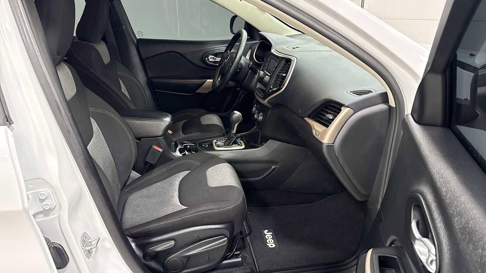 Thumbnail: 2017 Jeep Cherokee - 28