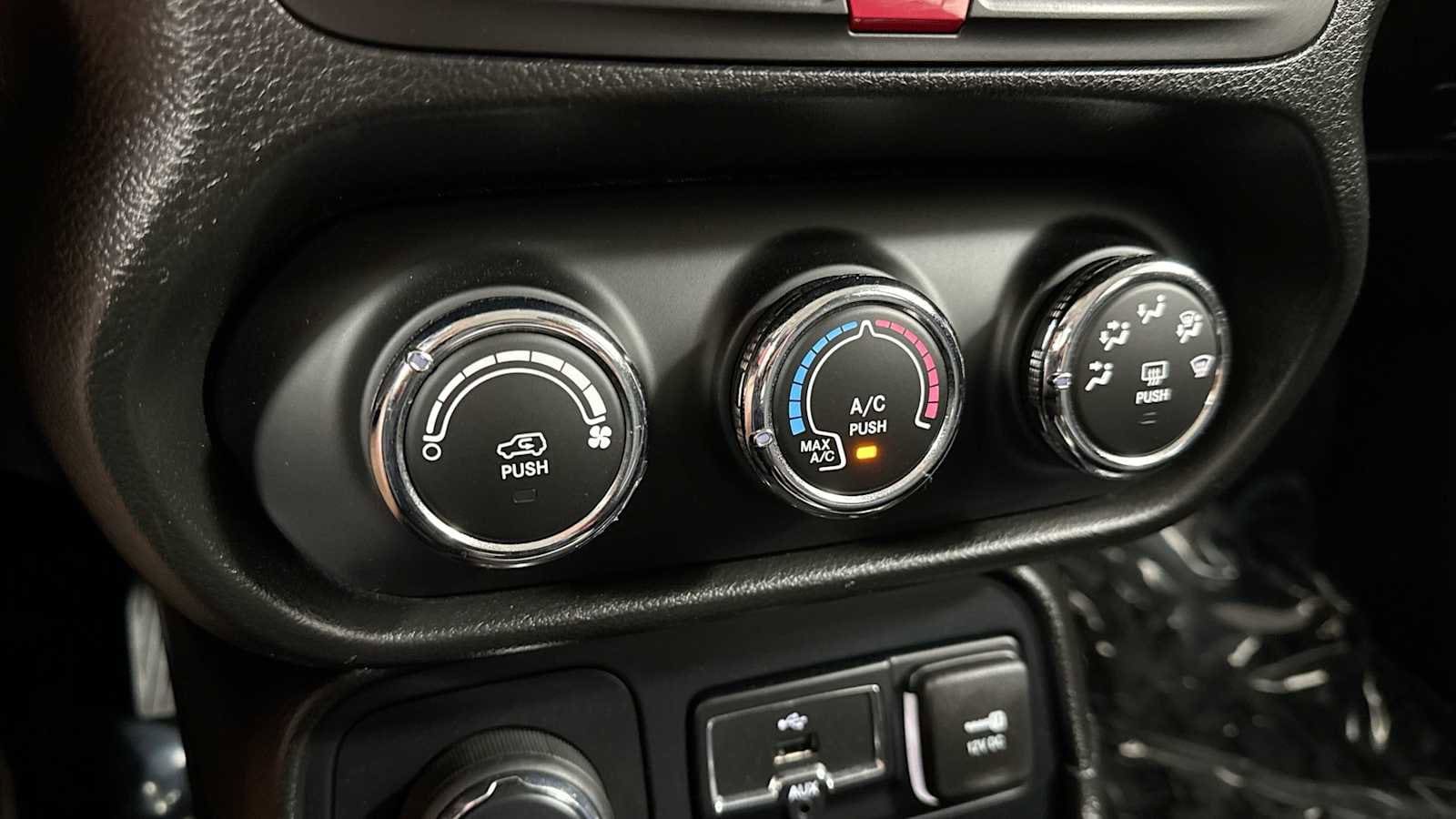 Thumbnail: 2016 Jeep Renegade - 19
