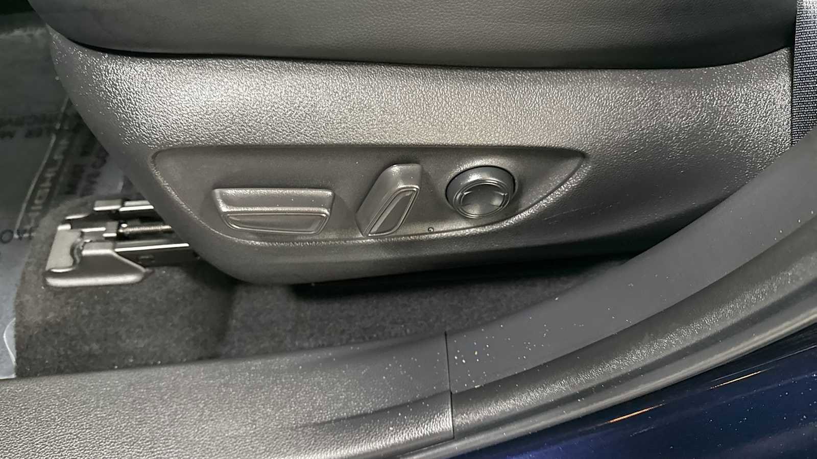 Thumbnail: 2022 Toyota Highlander - 14