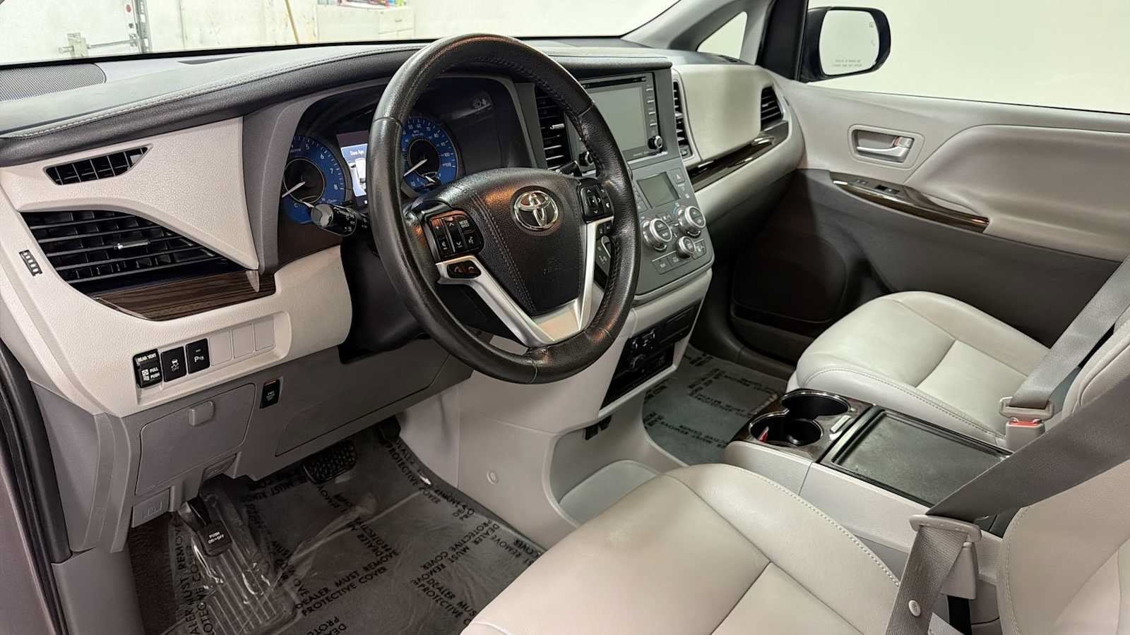 Thumbnail: 2020 Toyota Sienna - 12