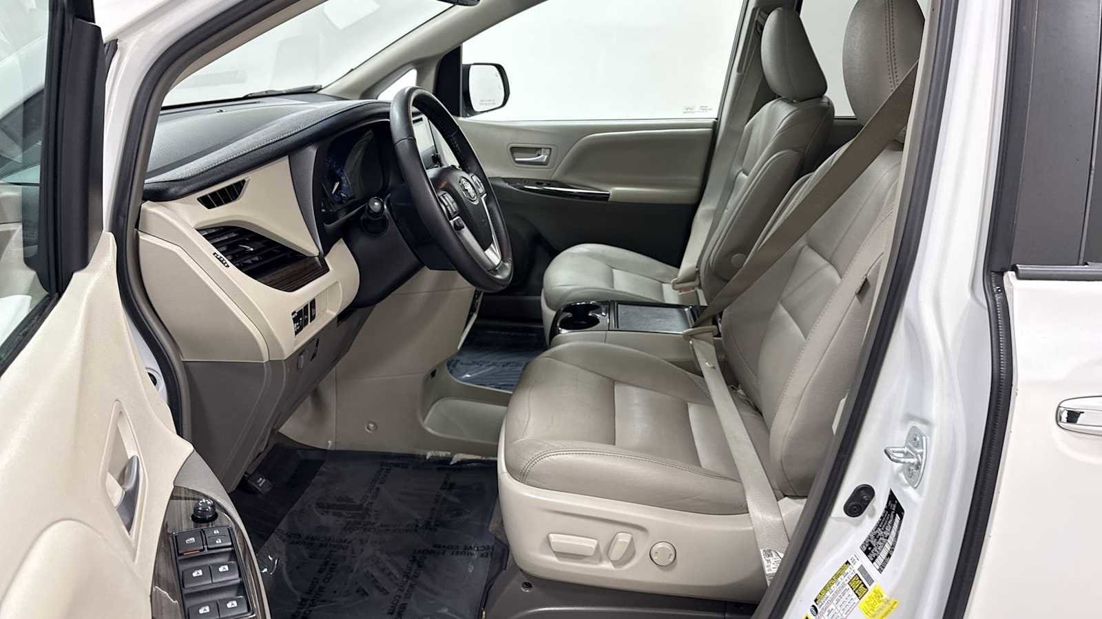 Thumbnail: 2017 Toyota Sienna - 13