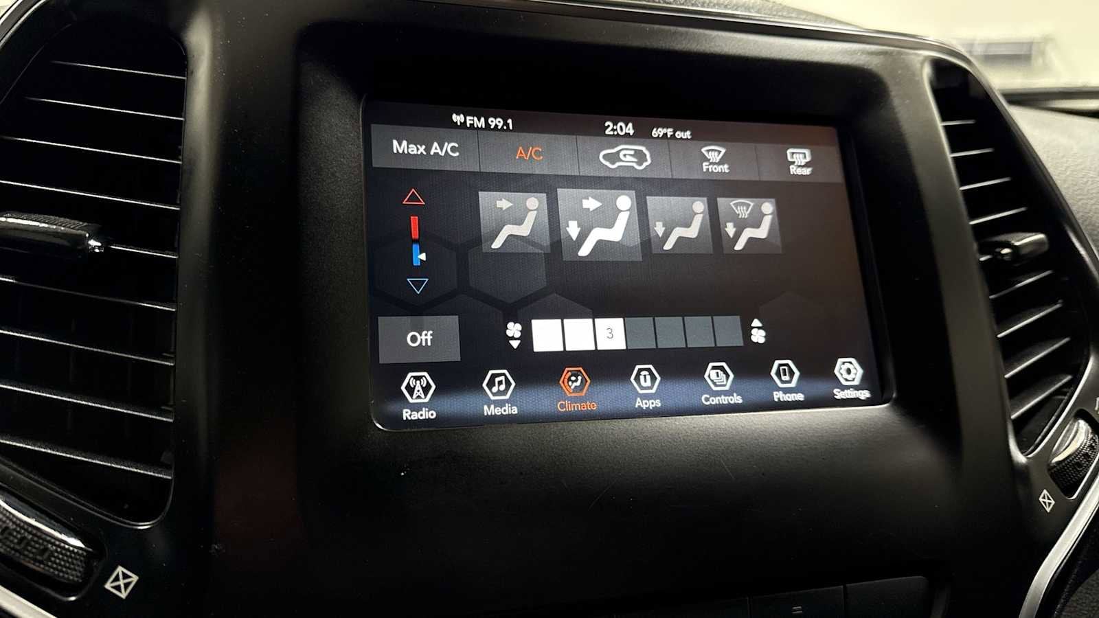 Thumbnail: 2021 Jeep Cherokee - 20