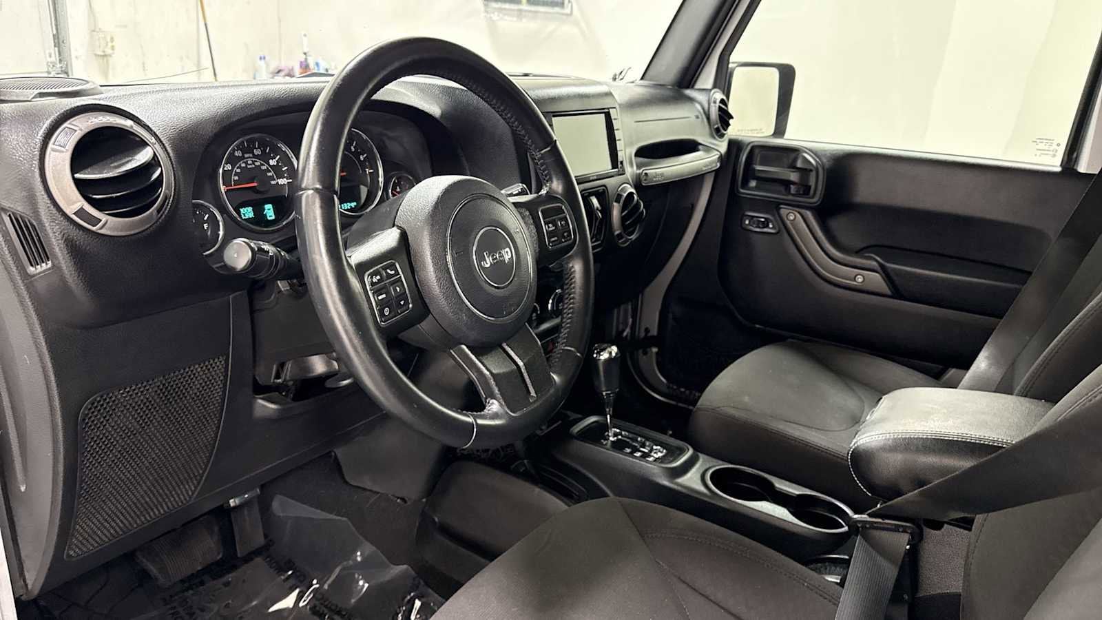 Thumbnail: 2017 Jeep Wrangler - 12