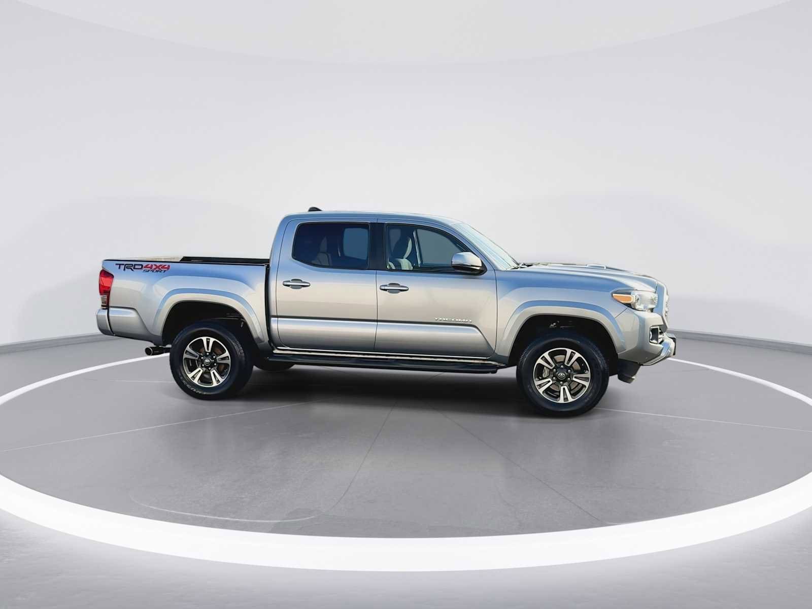 Thumbnail: 2017 Toyota Tacoma - 9