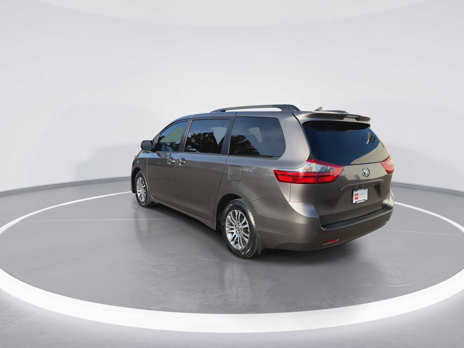 Thumbnail: 2020 Toyota Sienna - 6
