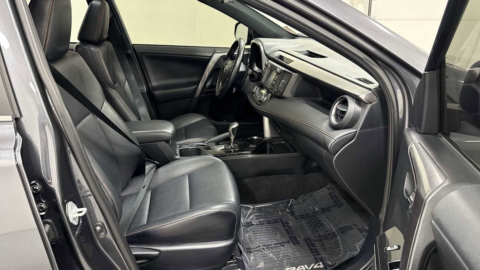 Thumbnail: 2017 Toyota RAV4 - 29