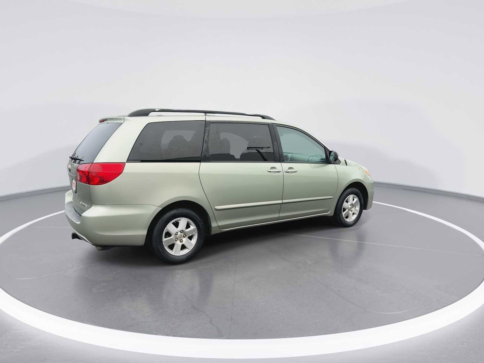 Thumbnail: 2010 Toyota Sienna - 8