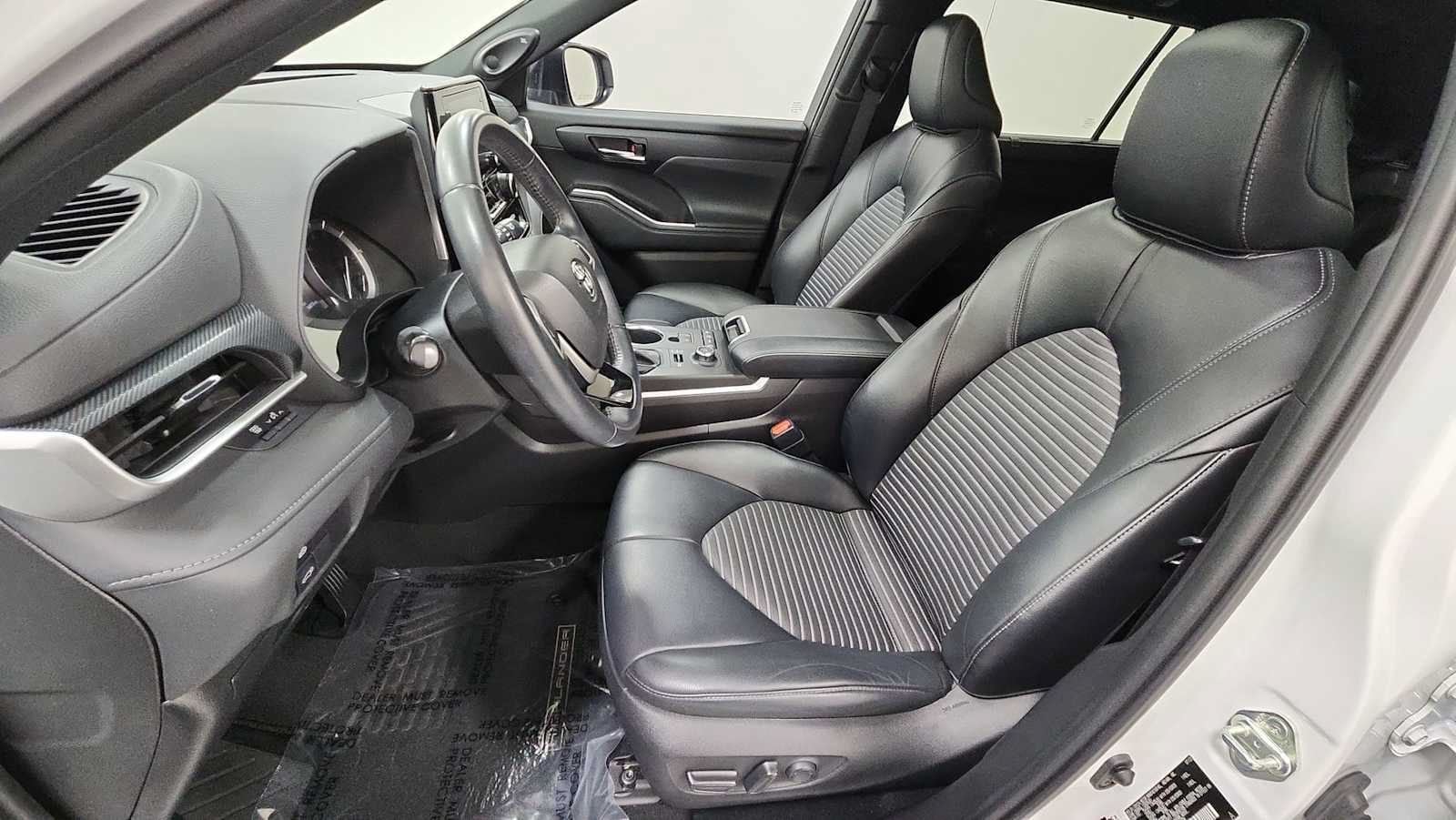 Thumbnail: 2022 Toyota Highlander - 13