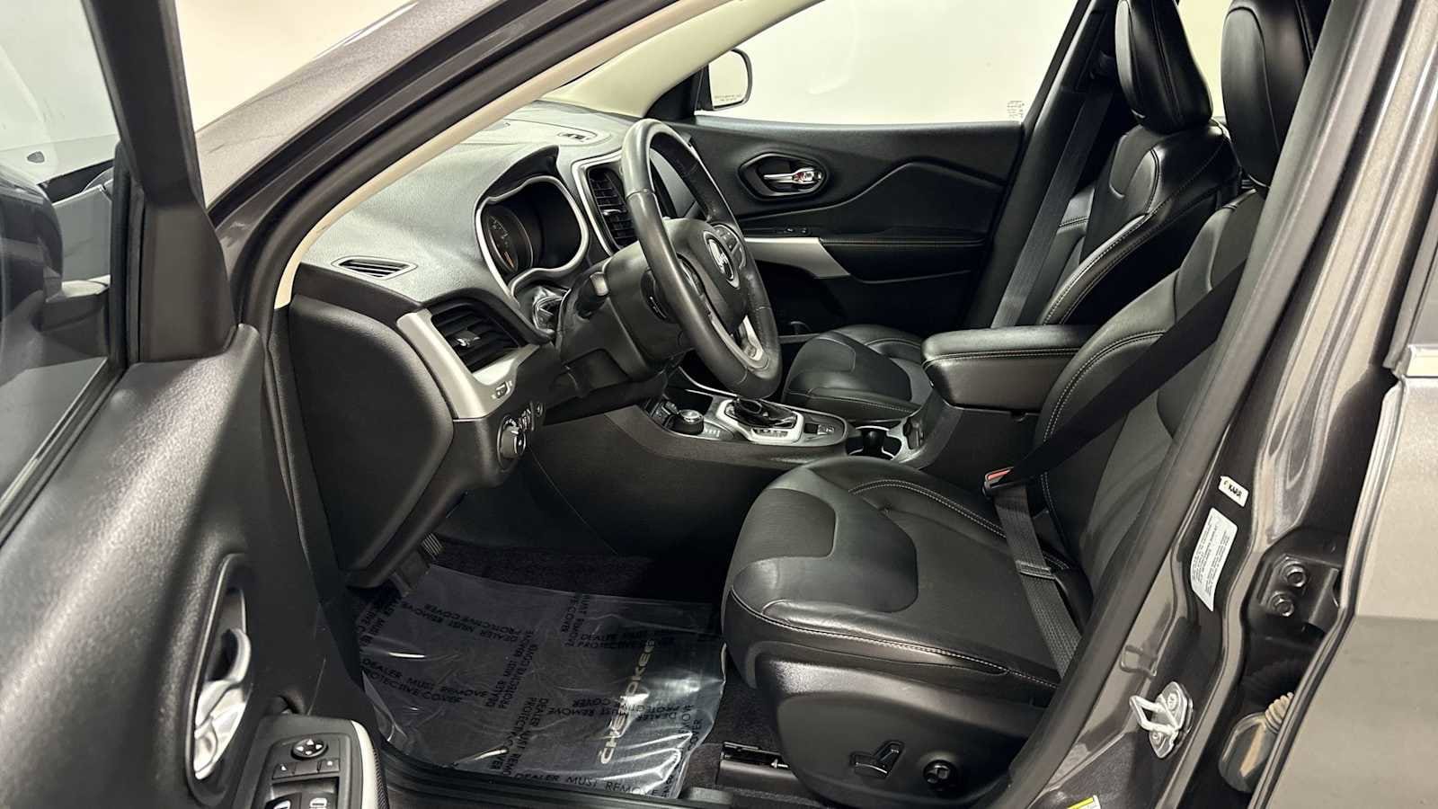 Thumbnail: 2018 Jeep Cherokee - 13