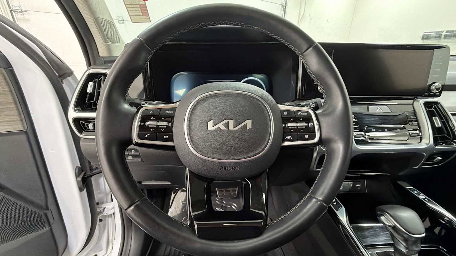 Thumbnail: 2023 Kia Sorento - 16