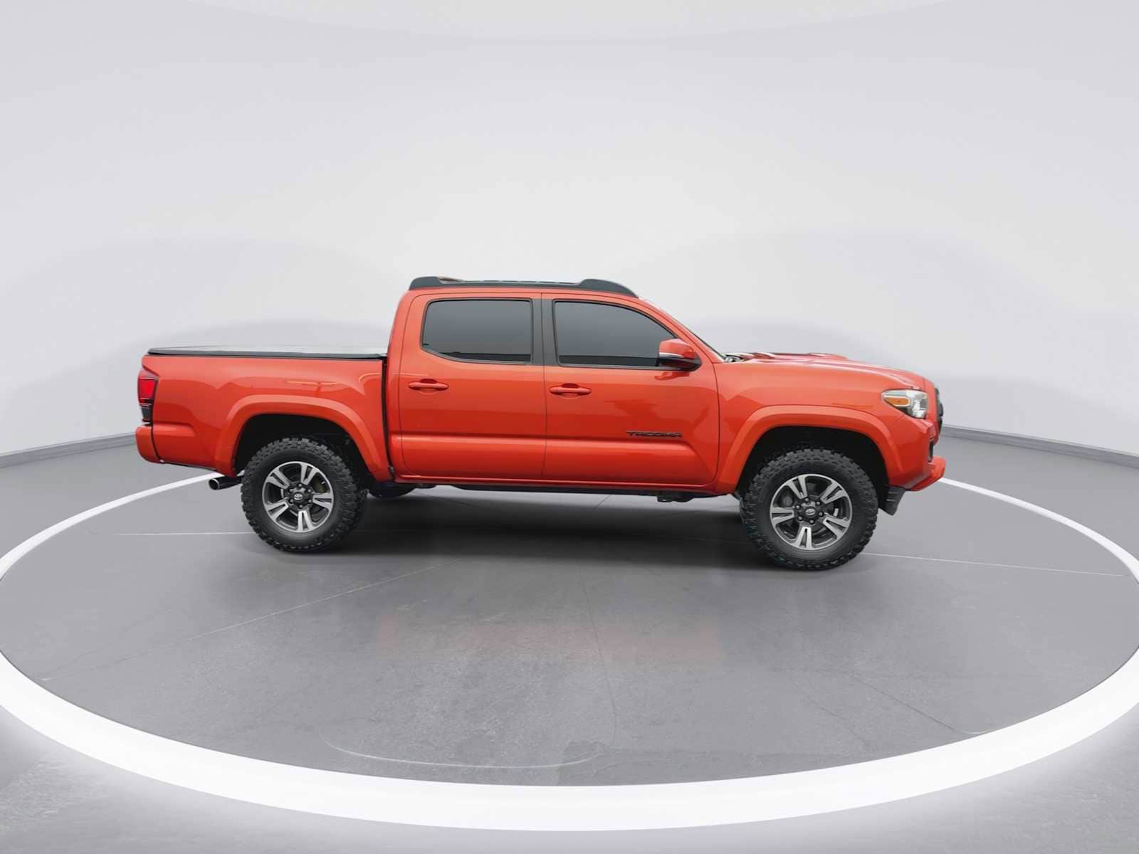 Thumbnail: 2018 Toyota Tacoma - 9