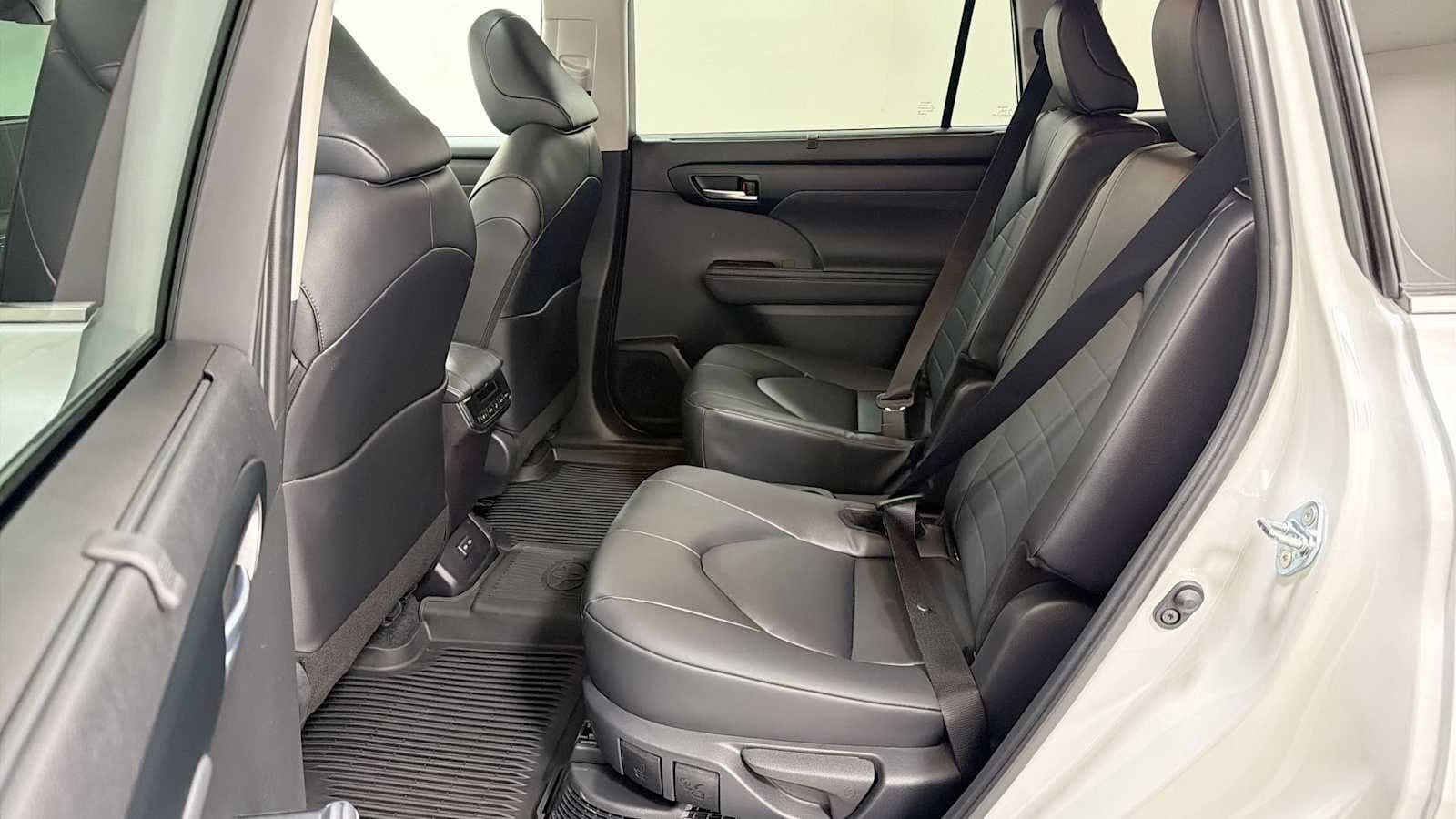 Thumbnail: 2026 Toyota Highlander - 25