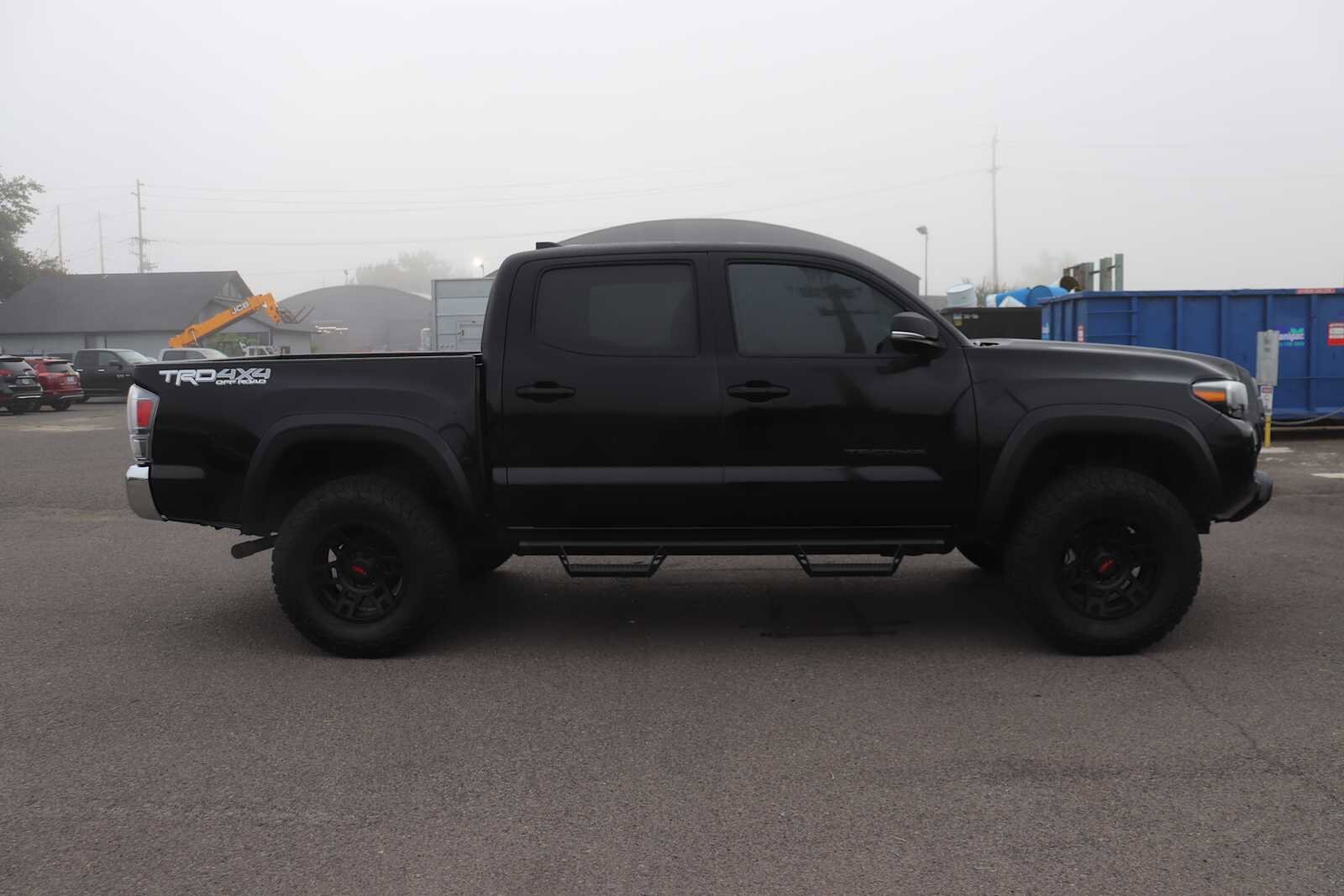 2023 Toyota Tacoma TRD V6 photo 3
