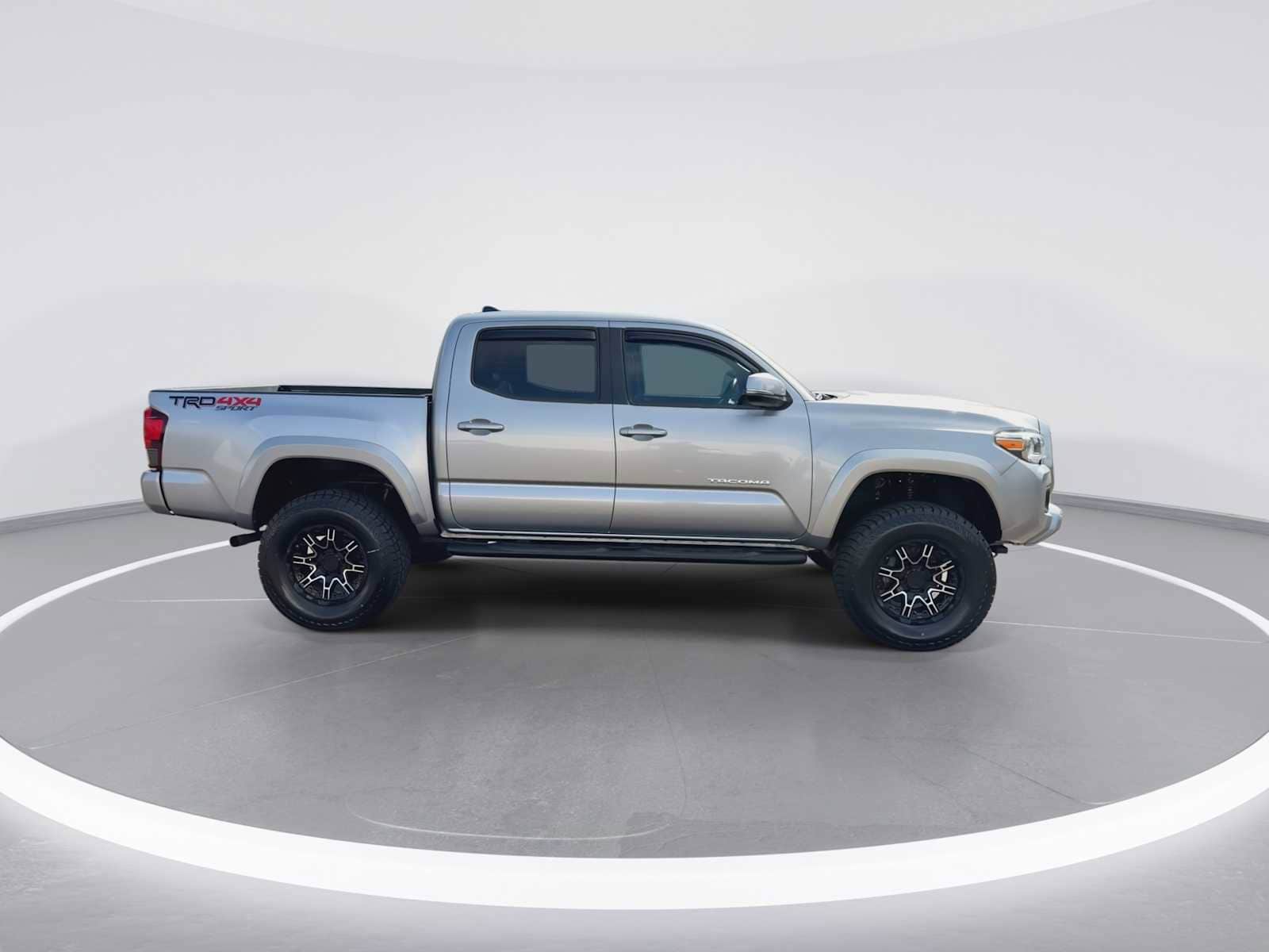 Thumbnail: 2018 Toyota Tacoma - 9