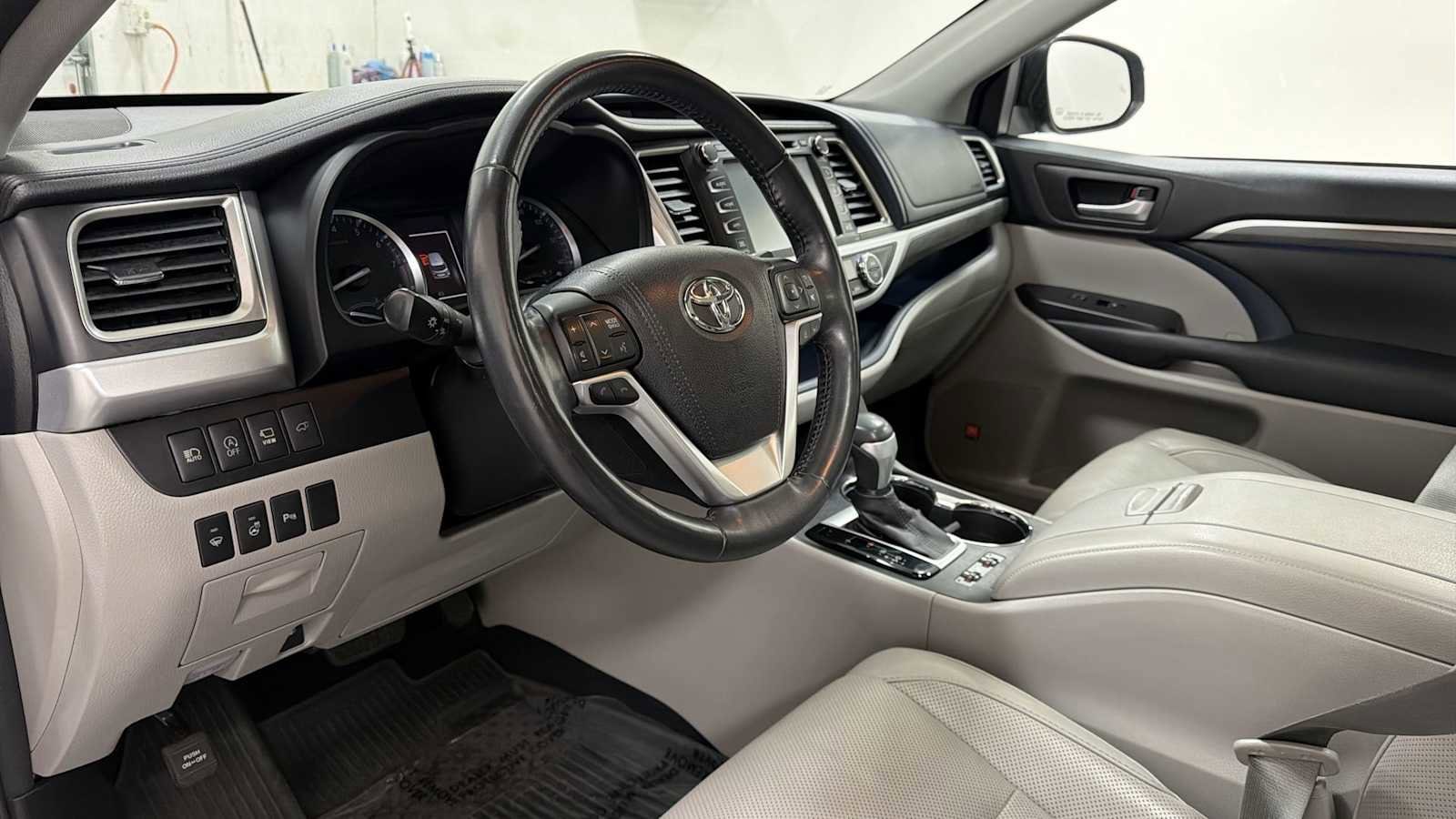 Thumbnail: 2017 Toyota Highlander - 12