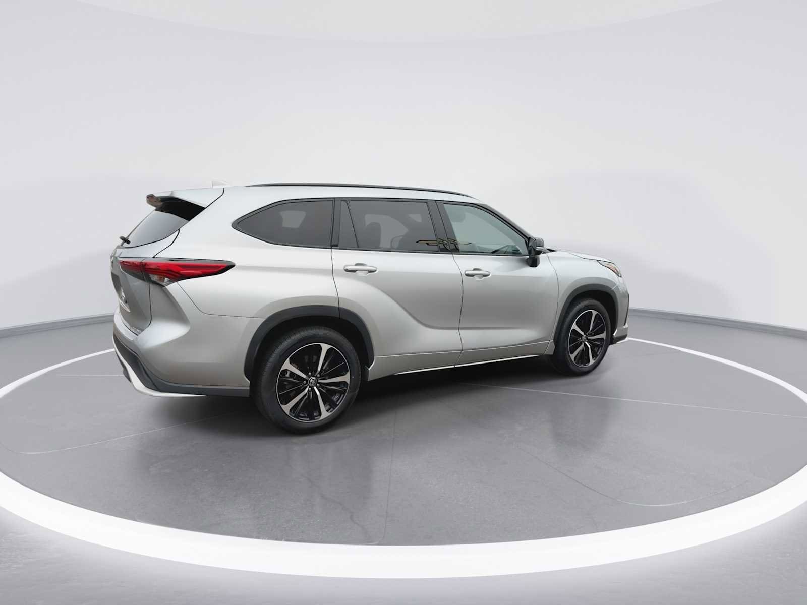 Thumbnail: 2022 Toyota Highlander - 8