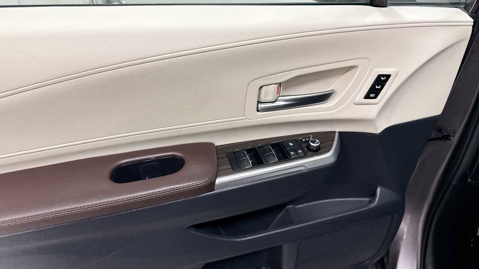 Thumbnail: 2021 Toyota Sienna - 15