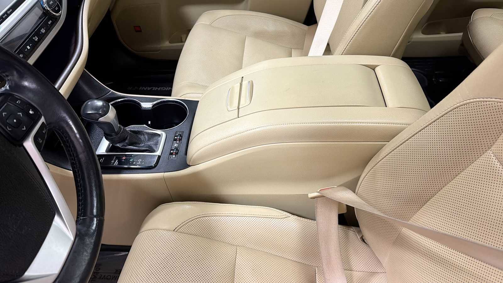 Thumbnail: 2019 Toyota Highlander - 23