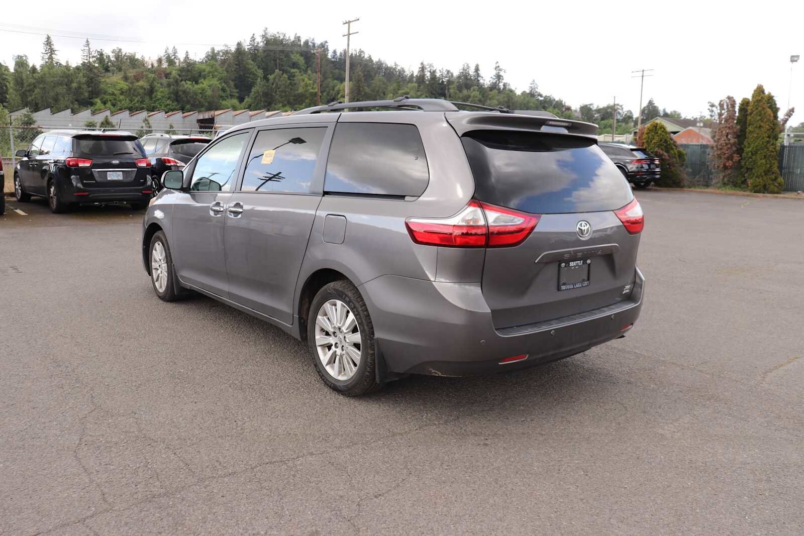 Thumbnail: 2016 Toyota Sienna - 7