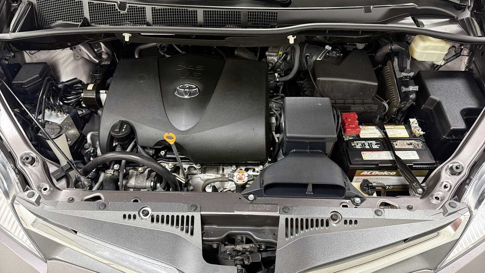 Thumbnail: 2020 Toyota Sienna - 32
