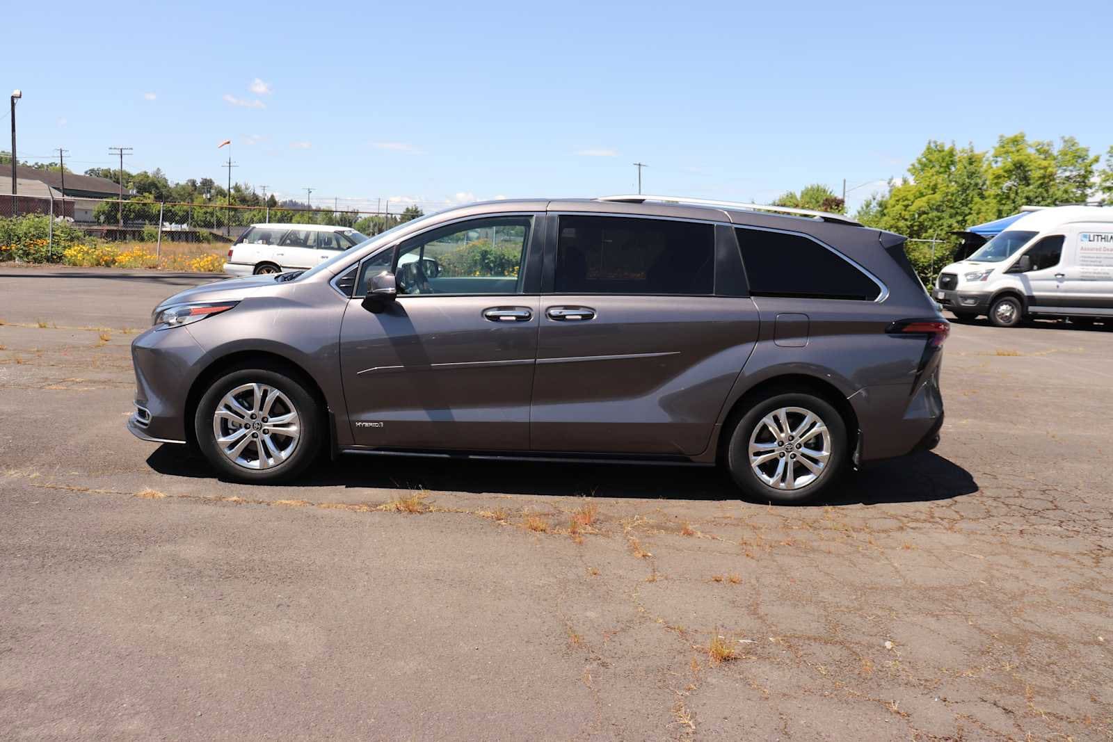 Thumbnail: 2021 Toyota Sienna - 8