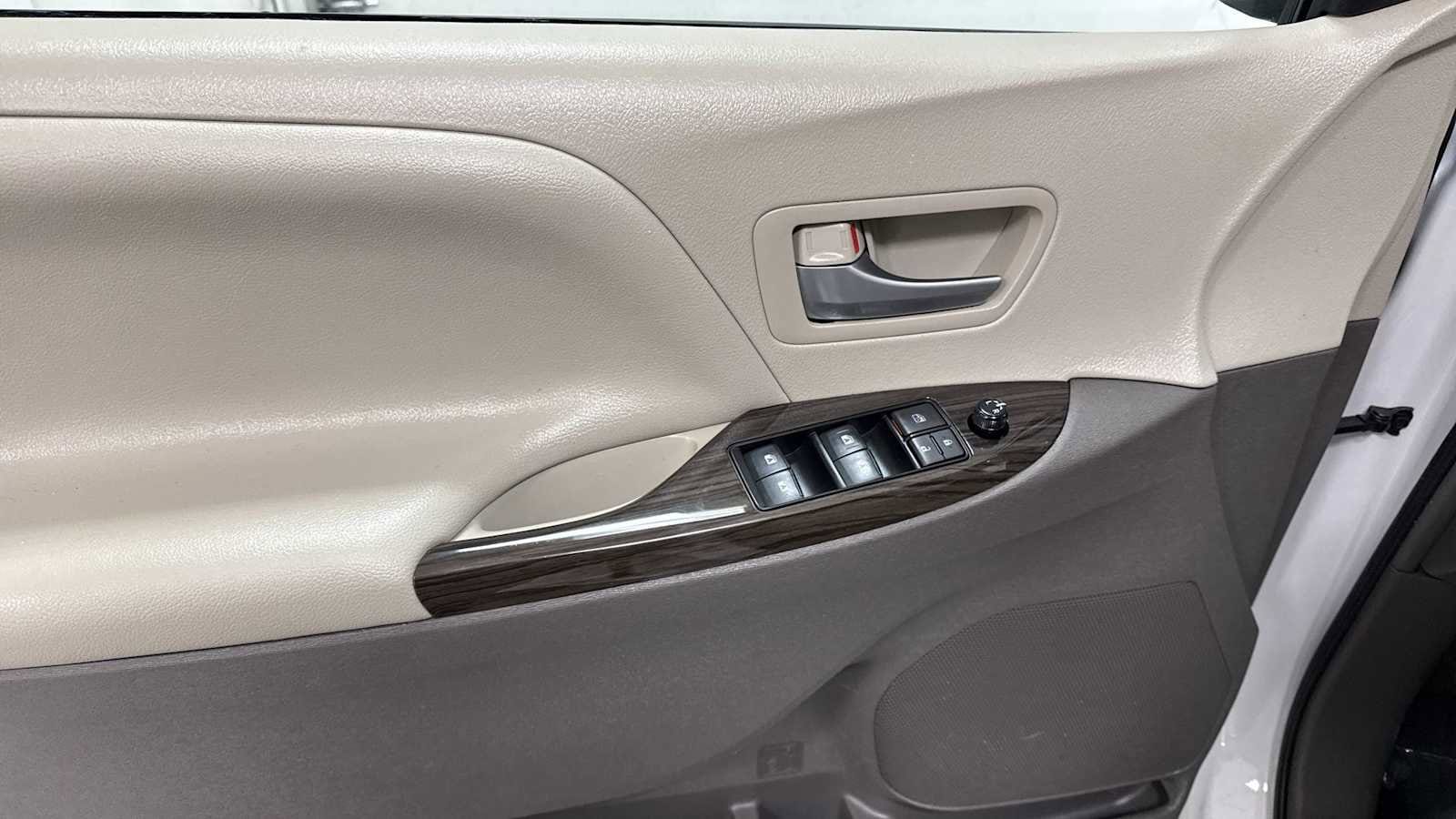 Thumbnail: 2017 Toyota Sienna - 15