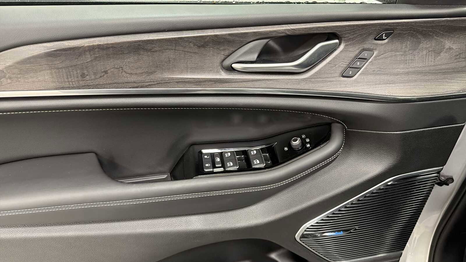 Thumbnail: 2022 Jeep Grand Cherokee - 15