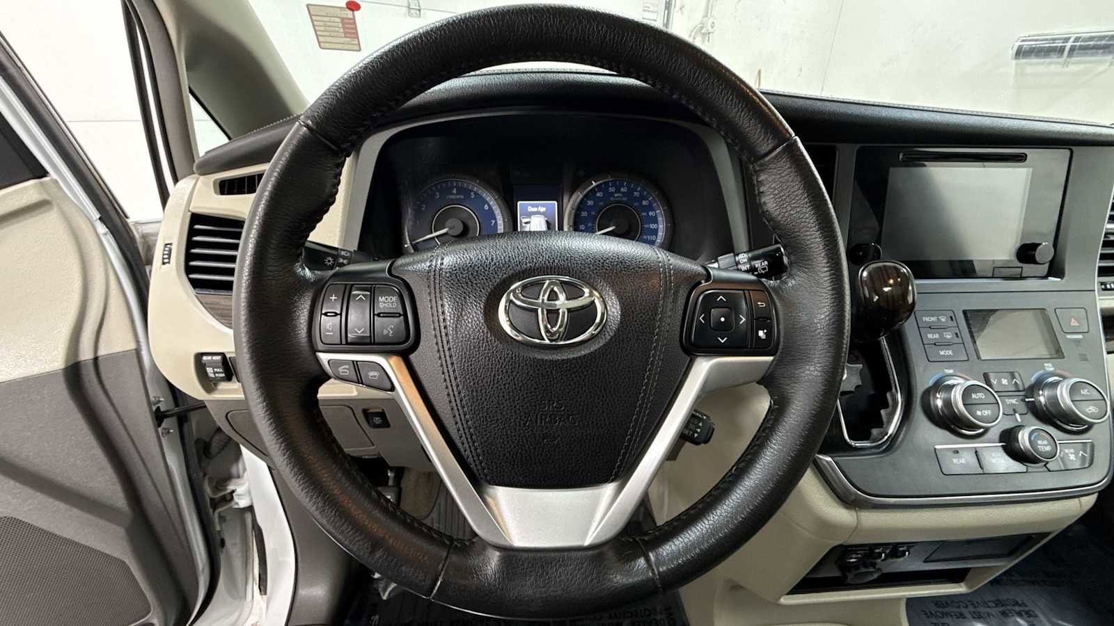 Thumbnail: 2017 Toyota Sienna - 16