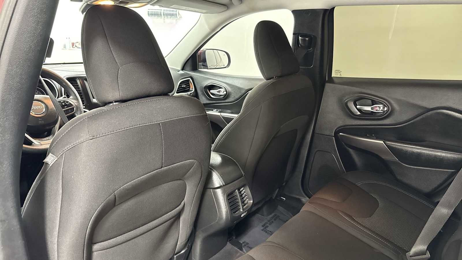 Thumbnail: 2021 Jeep Cherokee - 24