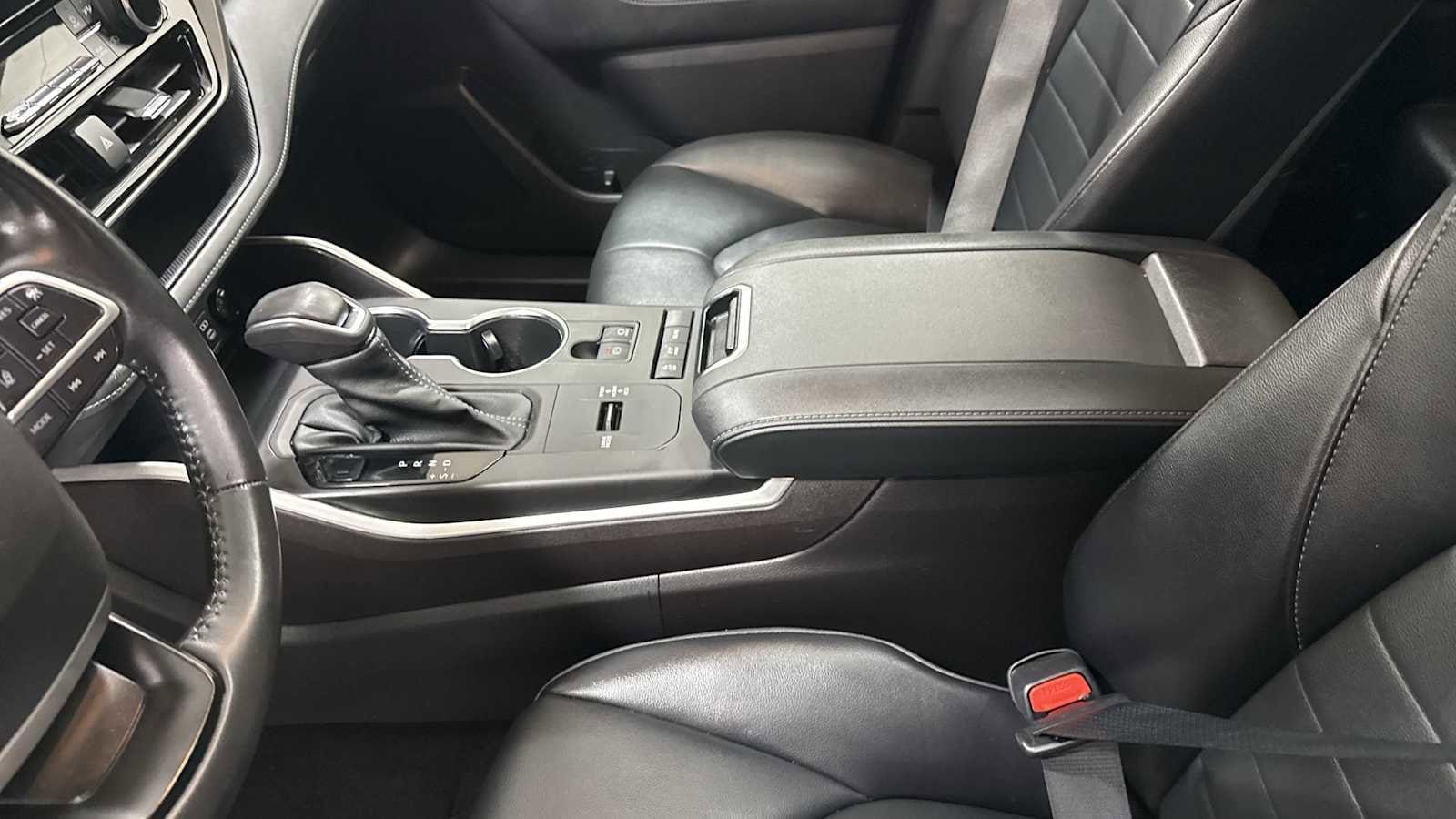 Thumbnail: 2022 Toyota Highlander - 22