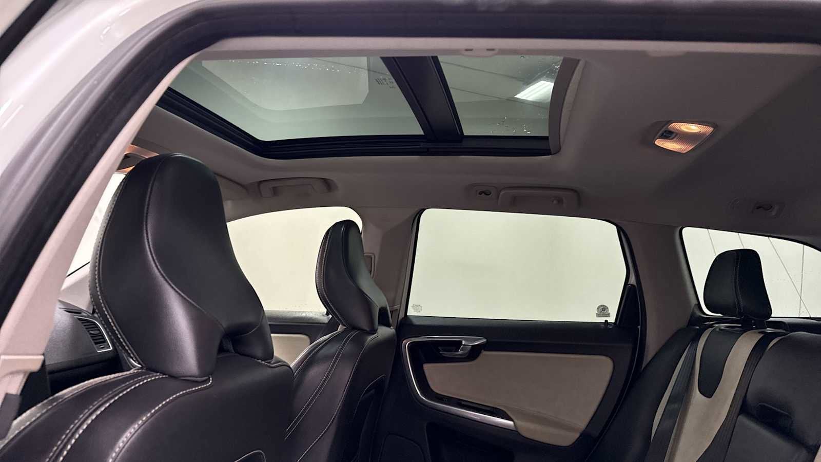 Thumbnail: 2017 Volvo XC60 - 24