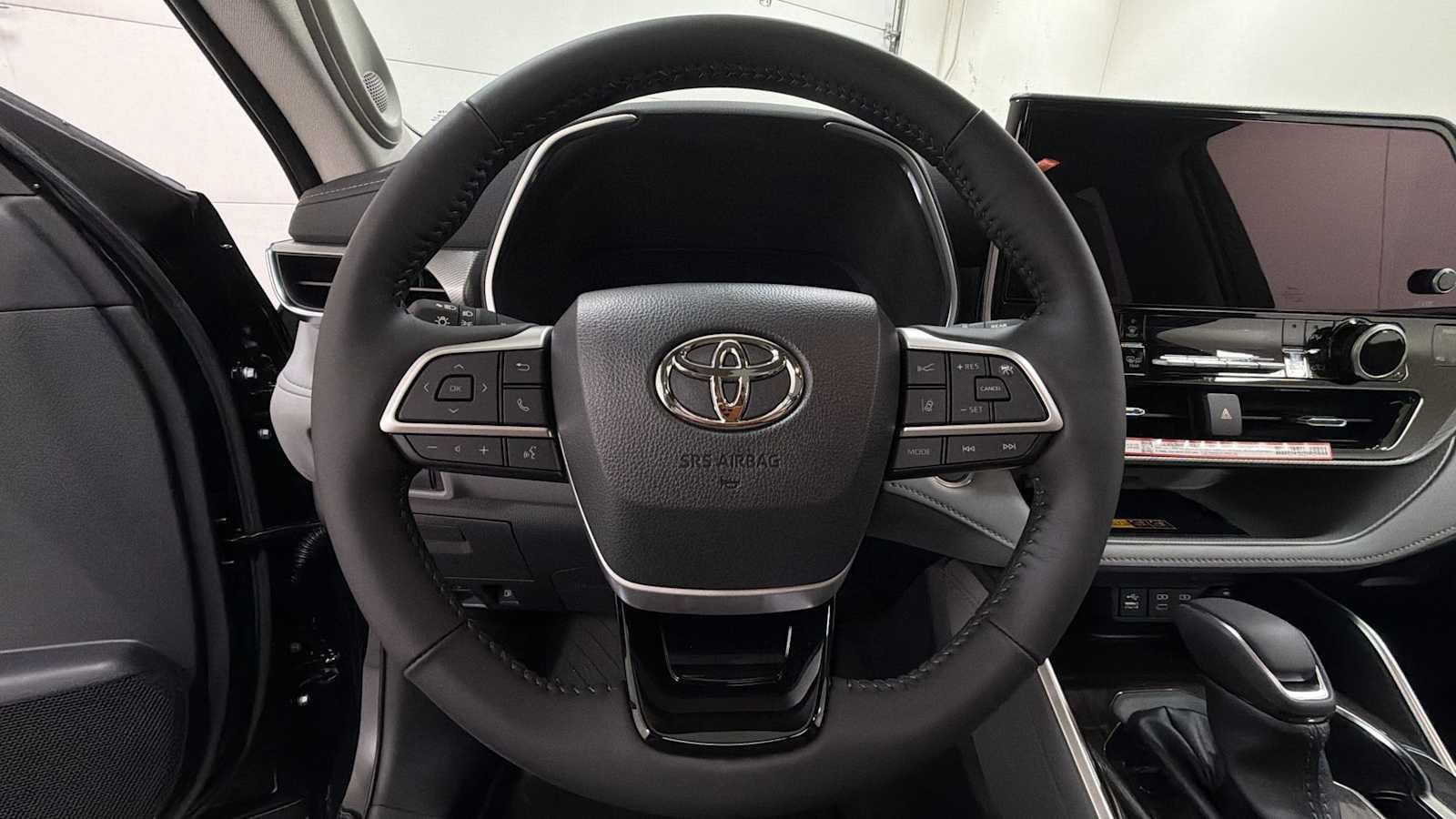 Thumbnail: 2026 Toyota Highlander - 16