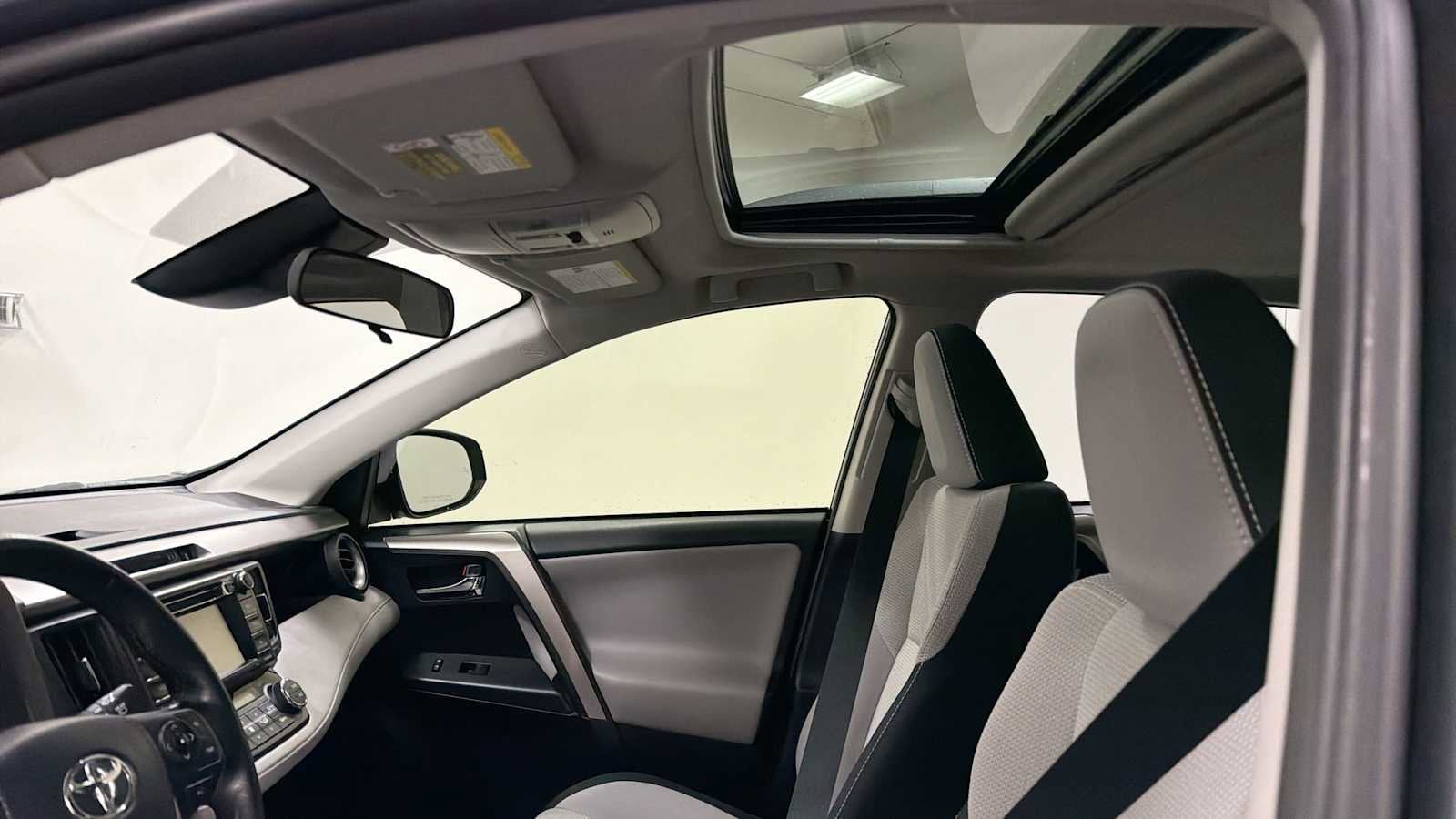 Thumbnail: 2018 Toyota RAV4 - 23
