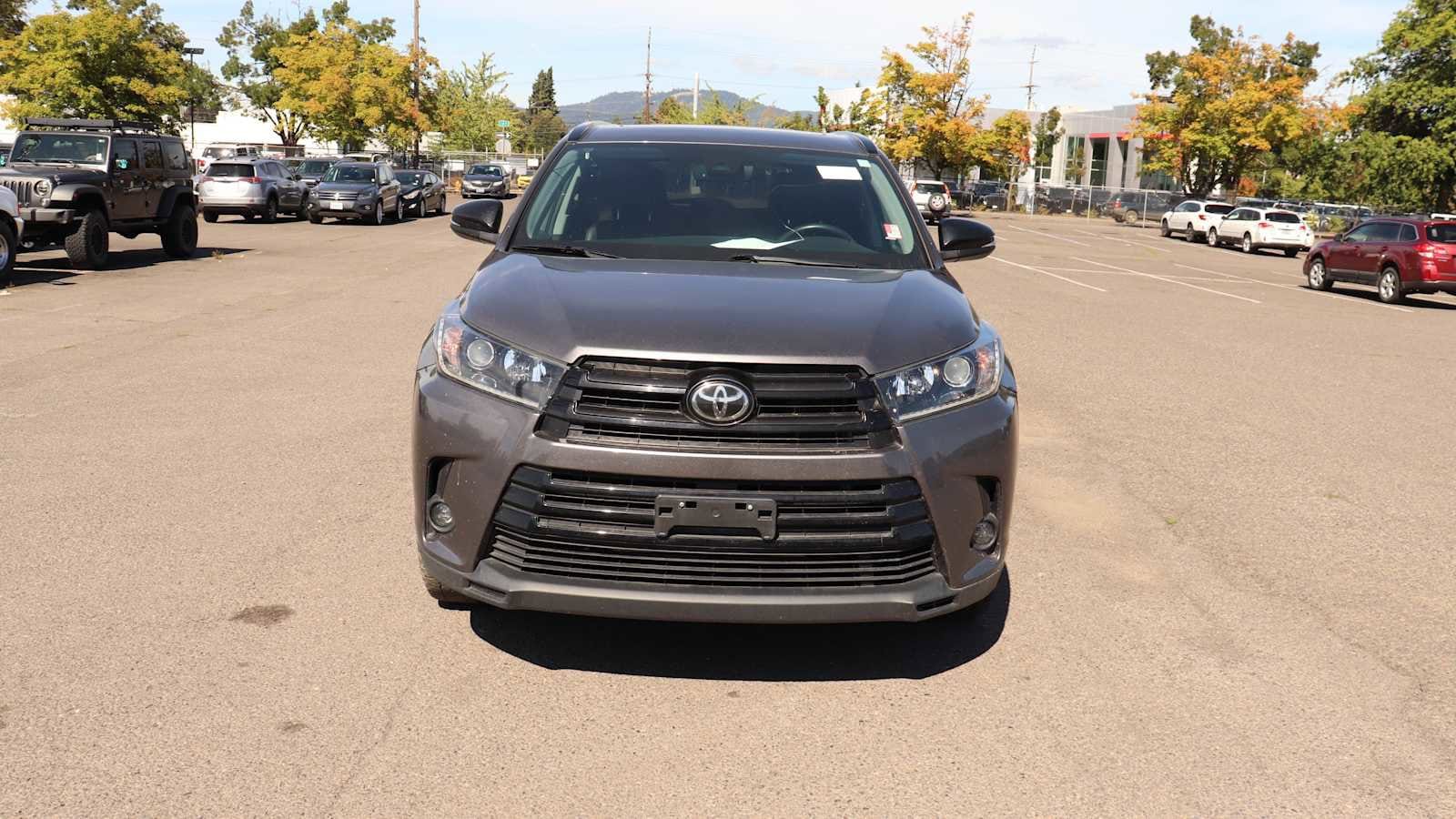 Used 2019 Toyota Highlander SE with VIN 5TDJZRFH7KS988096 for sale in Springfield, OR