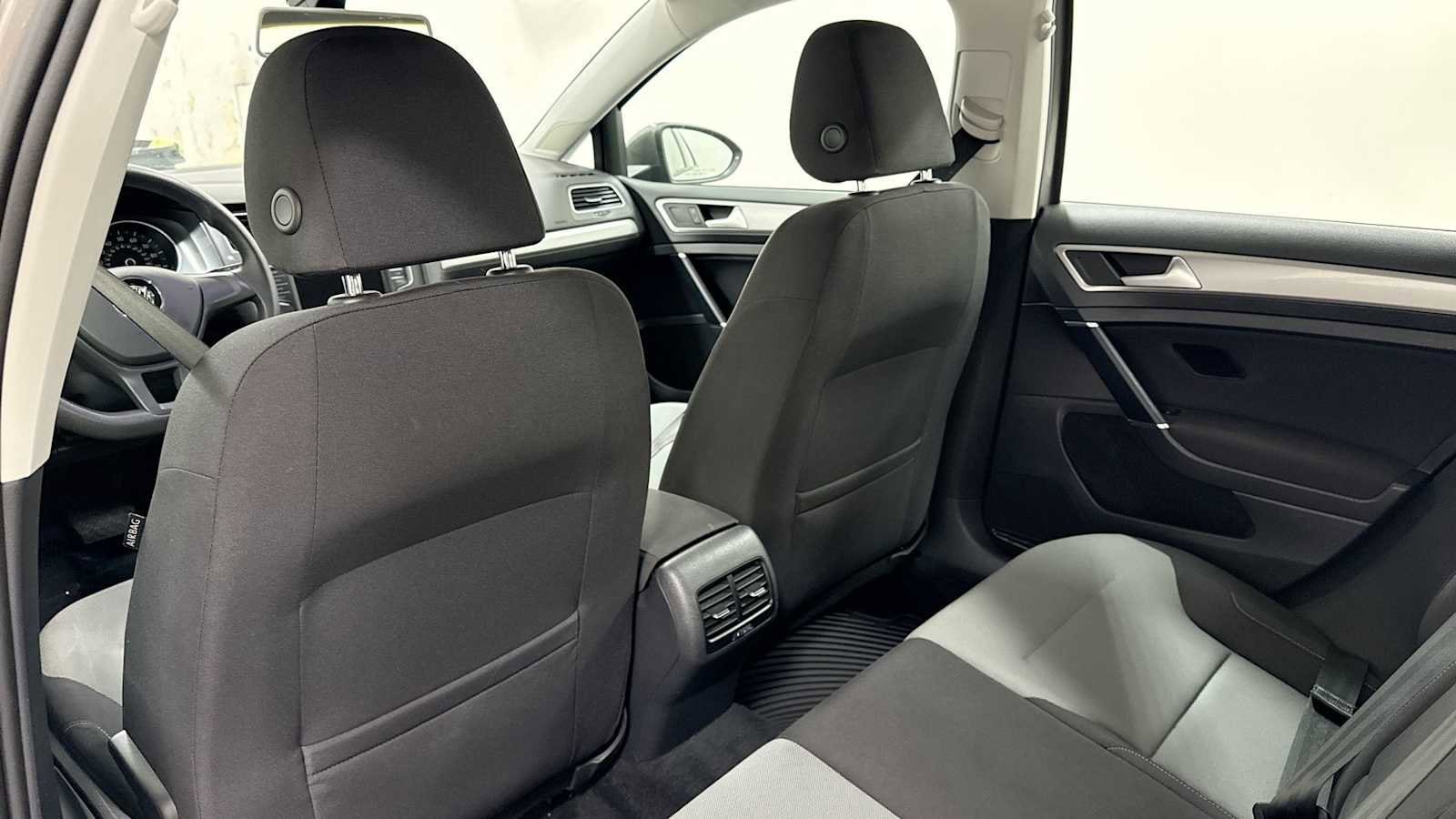 Thumbnail: 2016 Volkswagen e-Golf - 24