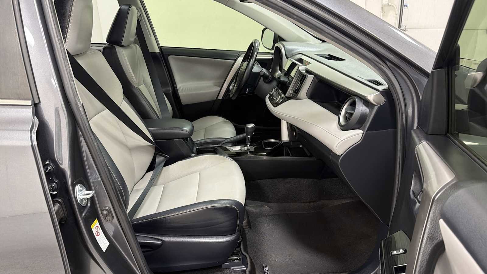 Thumbnail: 2016 Toyota RAV4 - 29