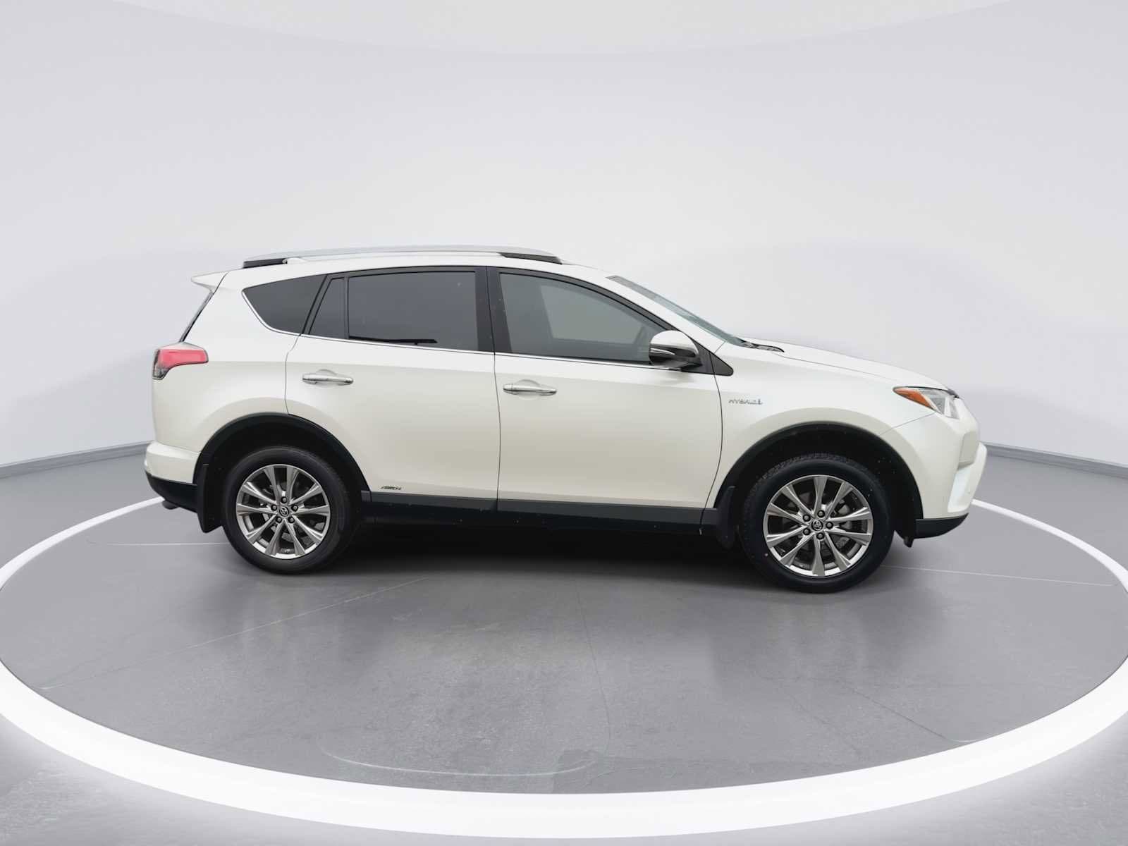 Thumbnail: 2017 Toyota RAV4 - 9