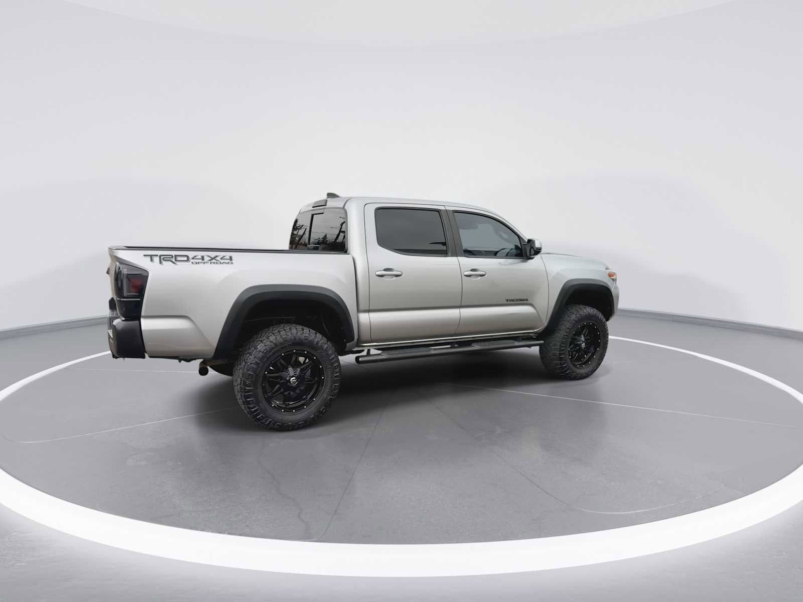 Thumbnail: 2018 Toyota Tacoma - 8