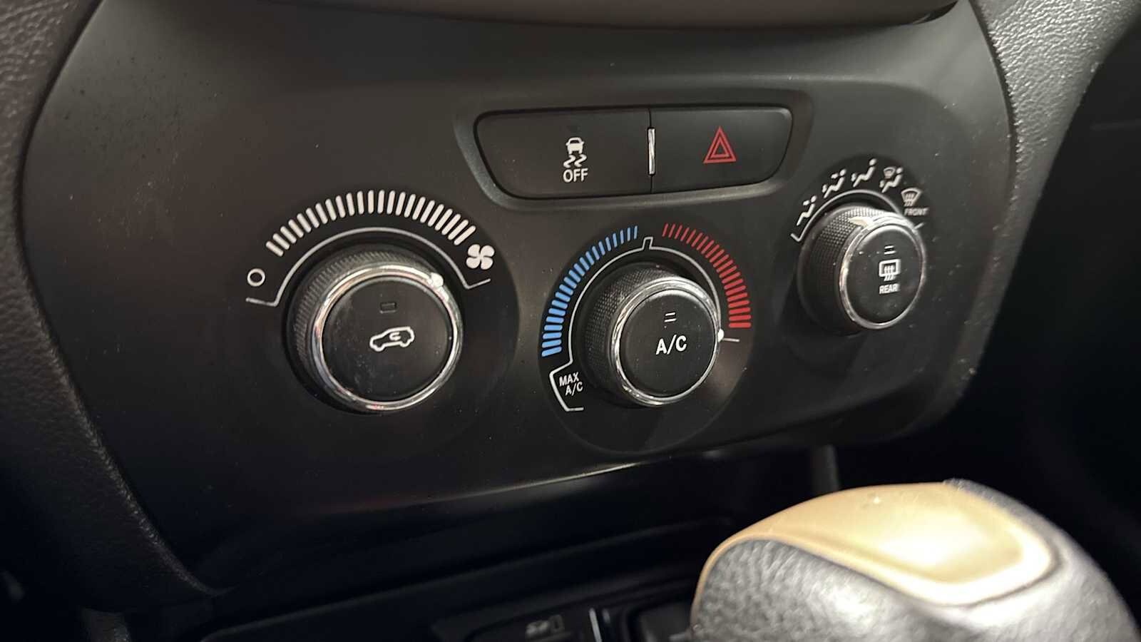 Thumbnail: 2017 Jeep Cherokee - 20