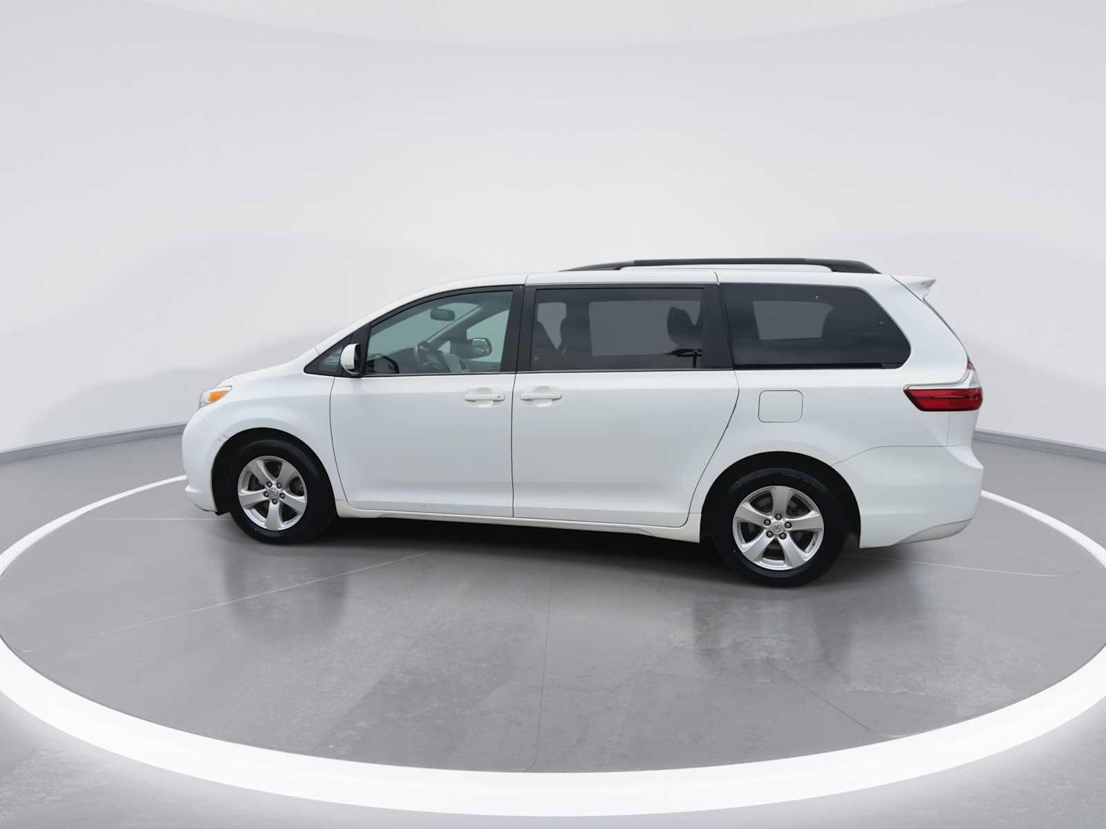 Thumbnail: 2015 Toyota Sienna - 4