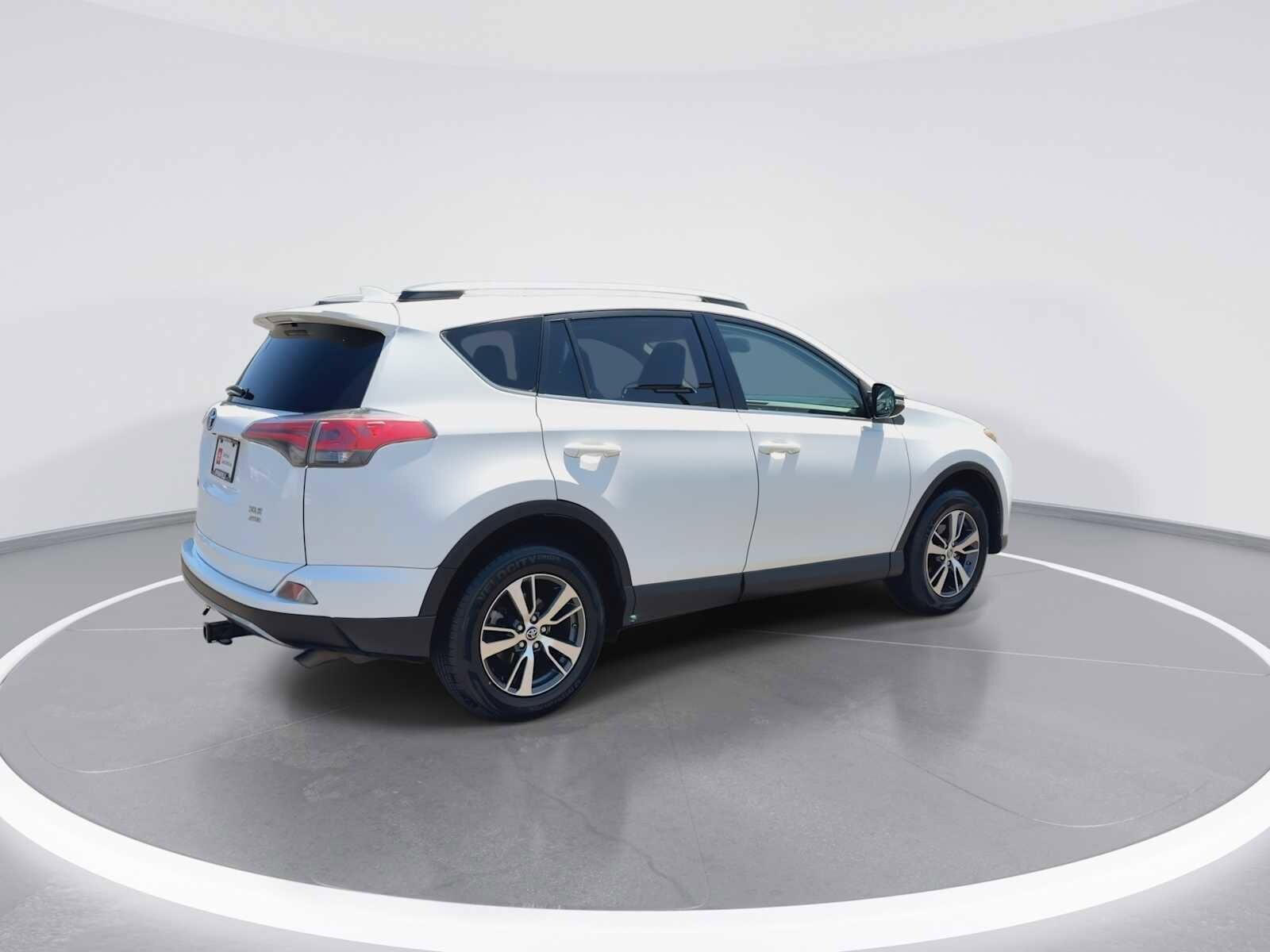 Thumbnail: 2017 Toyota RAV4 - 8